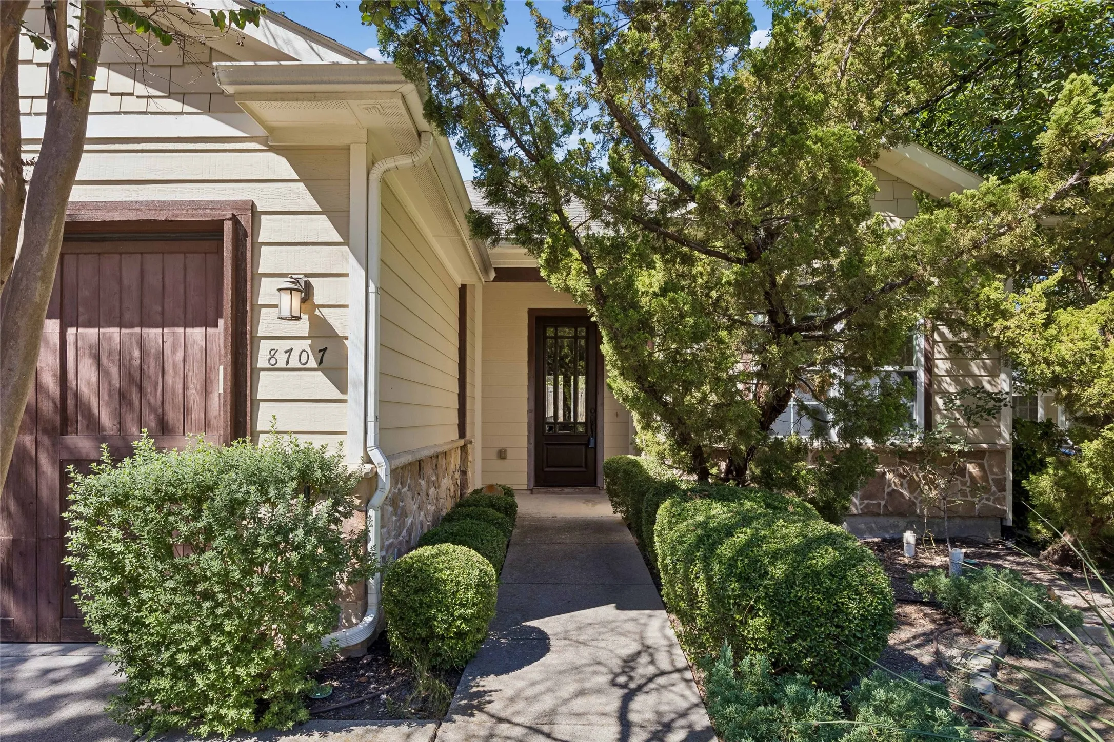 Single Family Residence For Sale in Dallas County , 8707 Daytonia Avenue, Dallas, Texas 75218, 4 Bedroom, 2 Bathroom, 2 Garage spaces, 1,965 Sqft, built in 2008, mls#21393090, Real Estate Agent in Dallas, Homes For Sale in Dallas county, Homes For Sale in Dallas, Realtor in Dallas Texas, Real Estate Brokerage Independent Realty Texas, Luminita Cordes Realtor