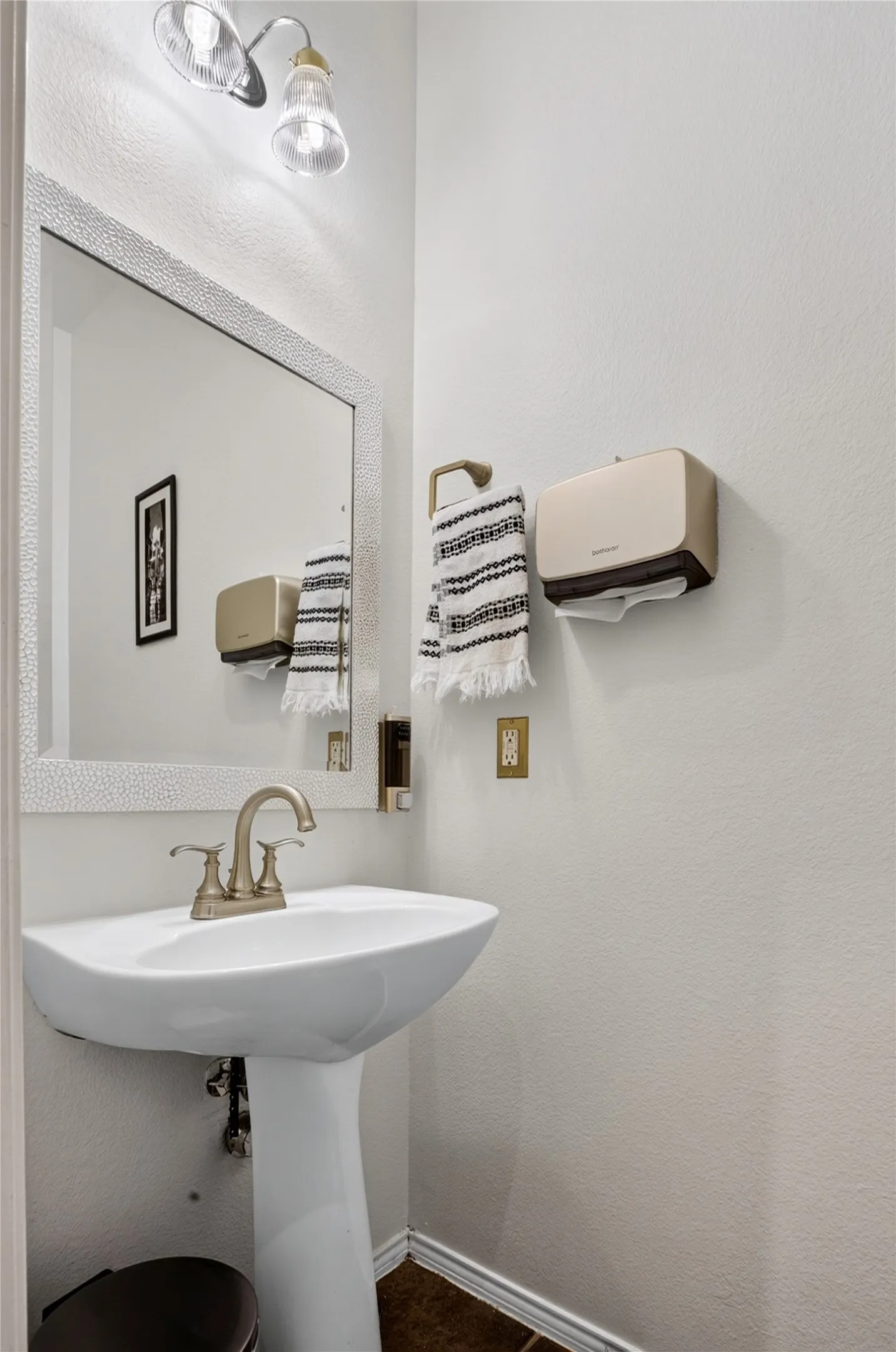 Single Family Residence For Sale in Dallas County , 3717 Balsam Fir Drive, Garland, Texas 75043, 4 Bedroom, 3 Bathroom, 1 Garage spaces, 2,310 Sqft, built in 2003, mls#21394266, Real Estate Agent in Garland, Homes For Sale in Dallas county, Homes For Sale in Garland, Realtor in Garland Texas, Real Estate Brokerage Independent Realty Texas, Luminita Cordes Realtor