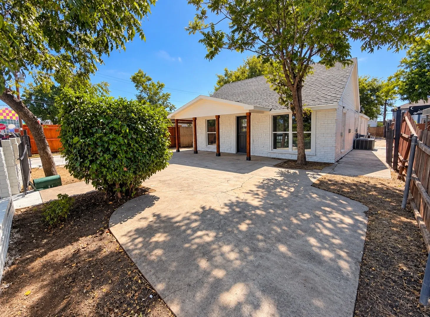 FRONT OF THE HOUSE/PLENTY OF PARKING