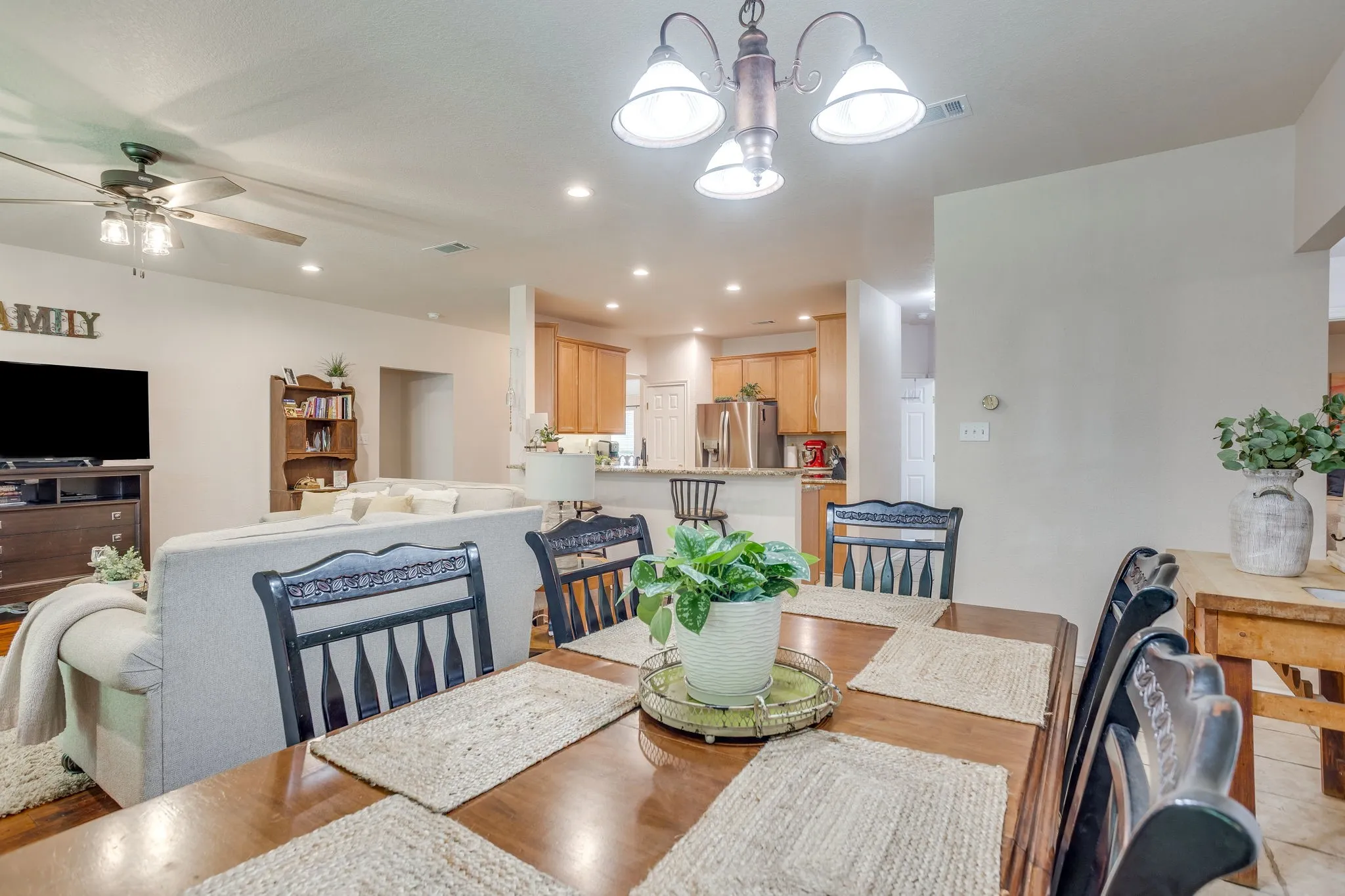 Single Family Residence For Sale in Johnson County , 853 Royal Oak Lane, Burleson, Texas 76028, 4 Bedroom, 2 Bathroom, 2 Garage spaces, 2,147 Sqft, built in 2003, mls#21394359, Real Estate Agent in Burleson, Homes For Sale in Johnson county, Homes For Sale in Burleson, Realtor in Burleson Texas, Real Estate Brokerage Independent Realty Texas, Luminita Cordes Realtor