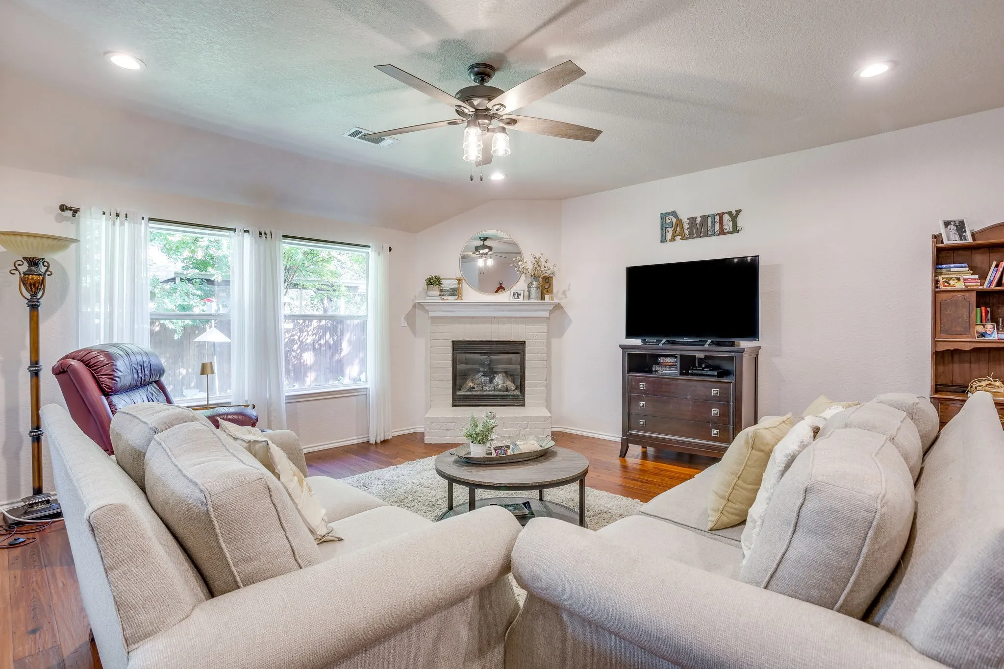 Single Family Residence For Sale in Johnson County , 853 Royal Oak Lane, Burleson, Texas 76028, 4 Bedroom, 2 Bathroom, 2 Garage spaces, 2,147 Sqft, built in 2003, mls#21394359, Real Estate Agent in Burleson, Homes For Sale in Johnson county, Homes For Sale in Burleson, Realtor in Burleson Texas, Real Estate Brokerage Independent Realty Texas, Luminita Cordes Realtor