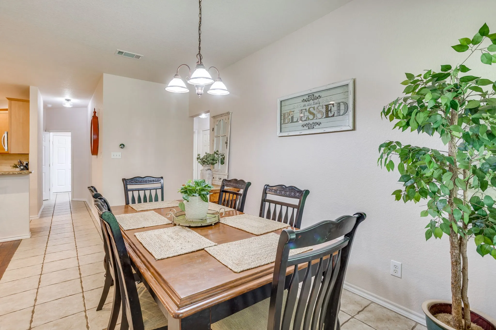 Single Family Residence For Sale in Johnson County , 853 Royal Oak Lane, Burleson, Texas 76028, 4 Bedroom, 2 Bathroom, 2 Garage spaces, 2,147 Sqft, built in 2003, mls#21394359, Real Estate Agent in Burleson, Homes For Sale in Johnson county, Homes For Sale in Burleson, Realtor in Burleson Texas, Real Estate Brokerage Independent Realty Texas, Luminita Cordes Realtor