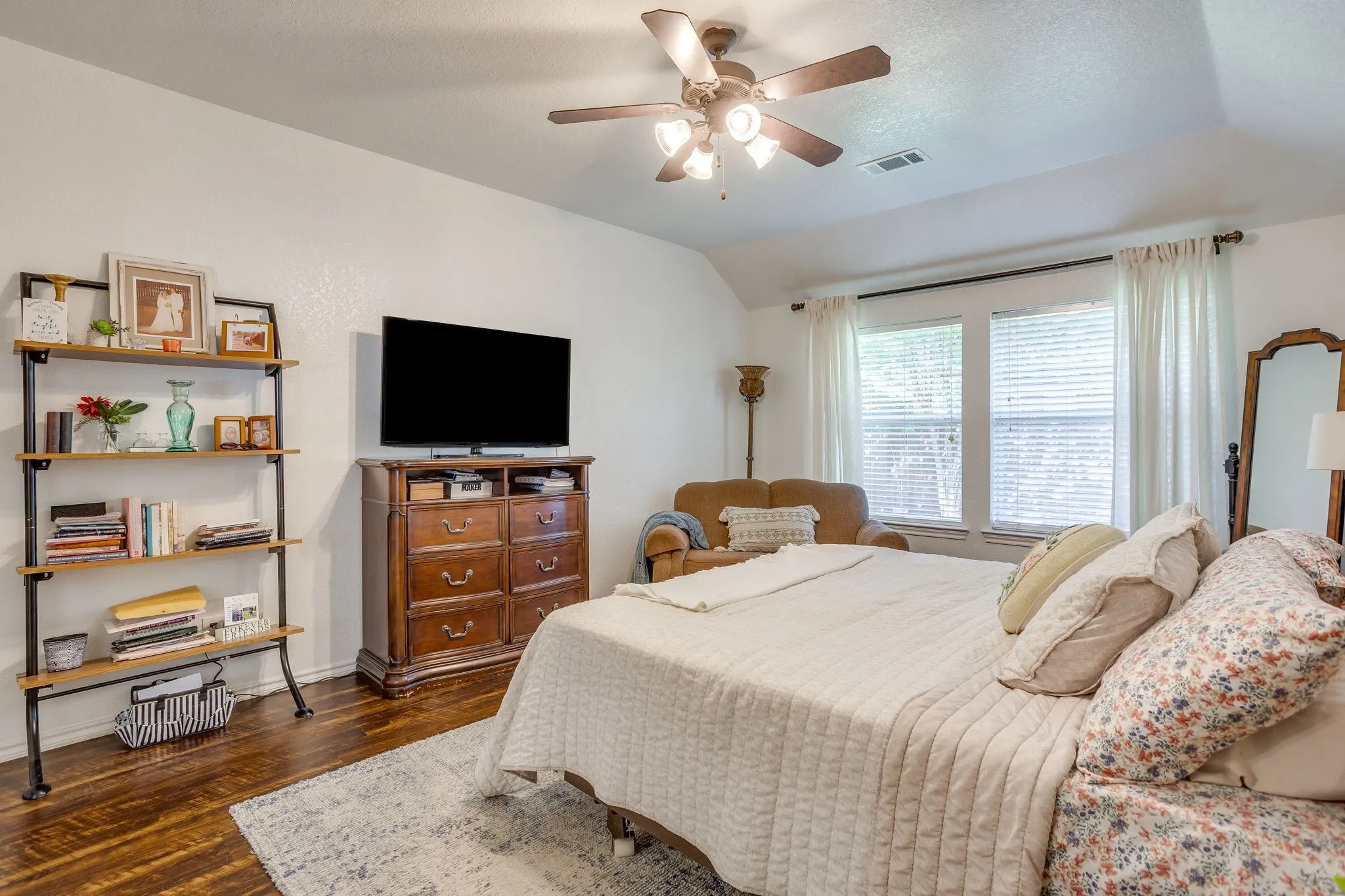 Single Family Residence For Sale in Johnson County , 853 Royal Oak Lane, Burleson, Texas 76028, 4 Bedroom, 2 Bathroom, 2 Garage spaces, 2,147 Sqft, built in 2003, mls#21394359, Real Estate Agent in Burleson, Homes For Sale in Johnson county, Homes For Sale in Burleson, Realtor in Burleson Texas, Real Estate Brokerage Independent Realty Texas, Luminita Cordes Realtor