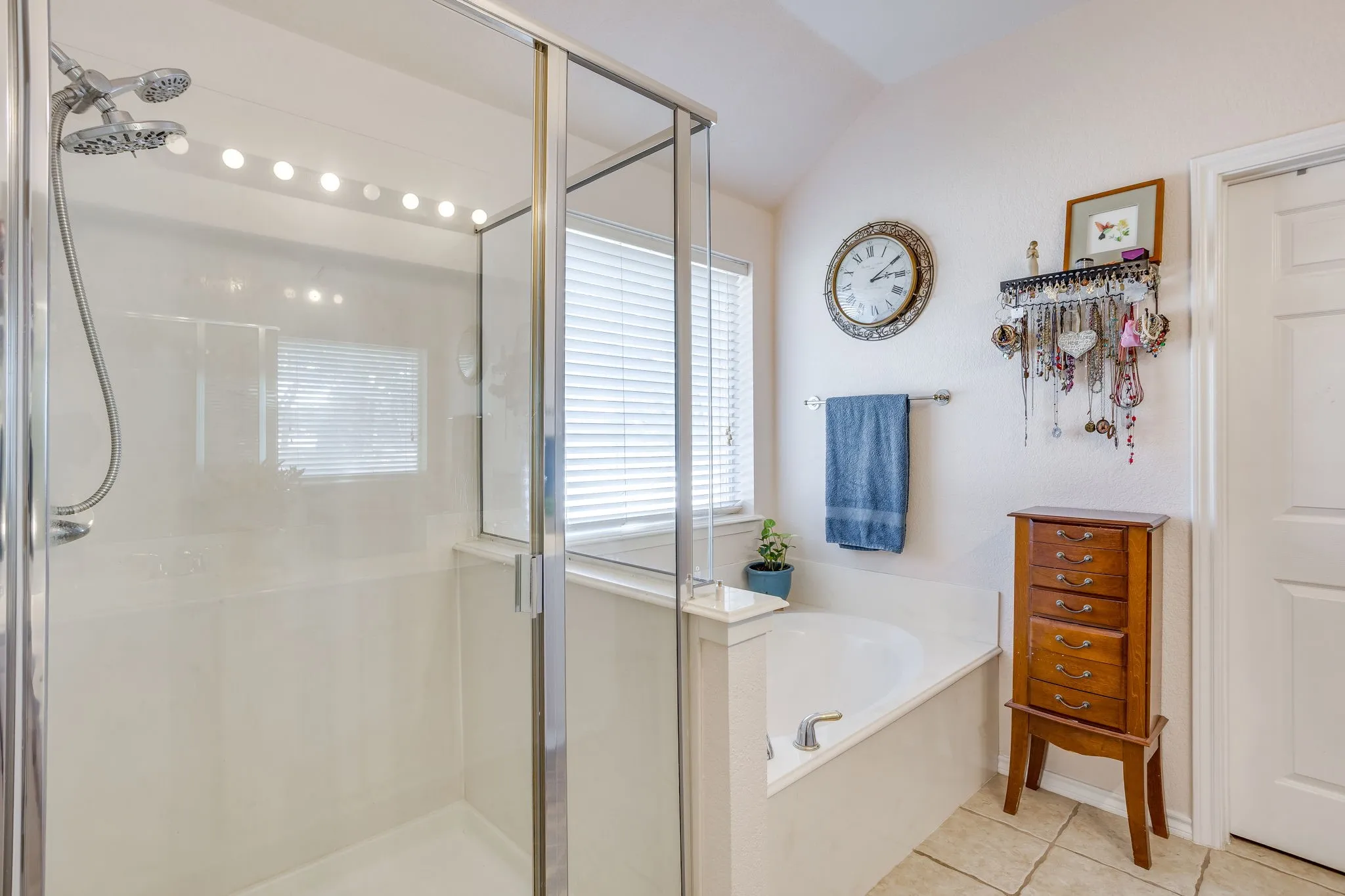 Single Family Residence For Sale in Johnson County , 853 Royal Oak Lane, Burleson, Texas 76028, 4 Bedroom, 2 Bathroom, 2 Garage spaces, 2,147 Sqft, built in 2003, mls#21394359, Real Estate Agent in Burleson, Homes For Sale in Johnson county, Homes For Sale in Burleson, Realtor in Burleson Texas, Real Estate Brokerage Independent Realty Texas, Luminita Cordes Realtor