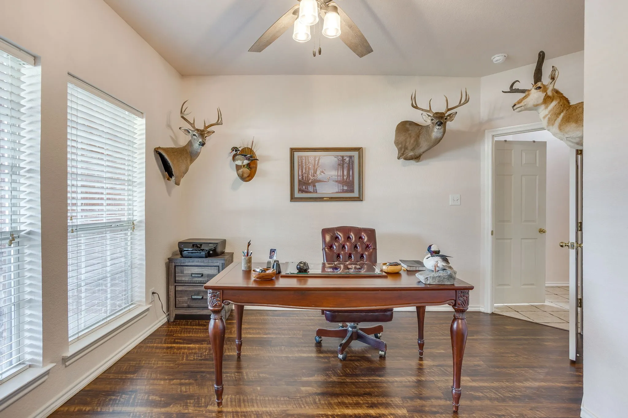 Single Family Residence For Sale in Johnson County , 853 Royal Oak Lane, Burleson, Texas 76028, 4 Bedroom, 2 Bathroom, 2 Garage spaces, 2,147 Sqft, built in 2003, mls#21394359, Real Estate Agent in Burleson, Homes For Sale in Johnson county, Homes For Sale in Burleson, Realtor in Burleson Texas, Real Estate Brokerage Independent Realty Texas, Luminita Cordes Realtor
