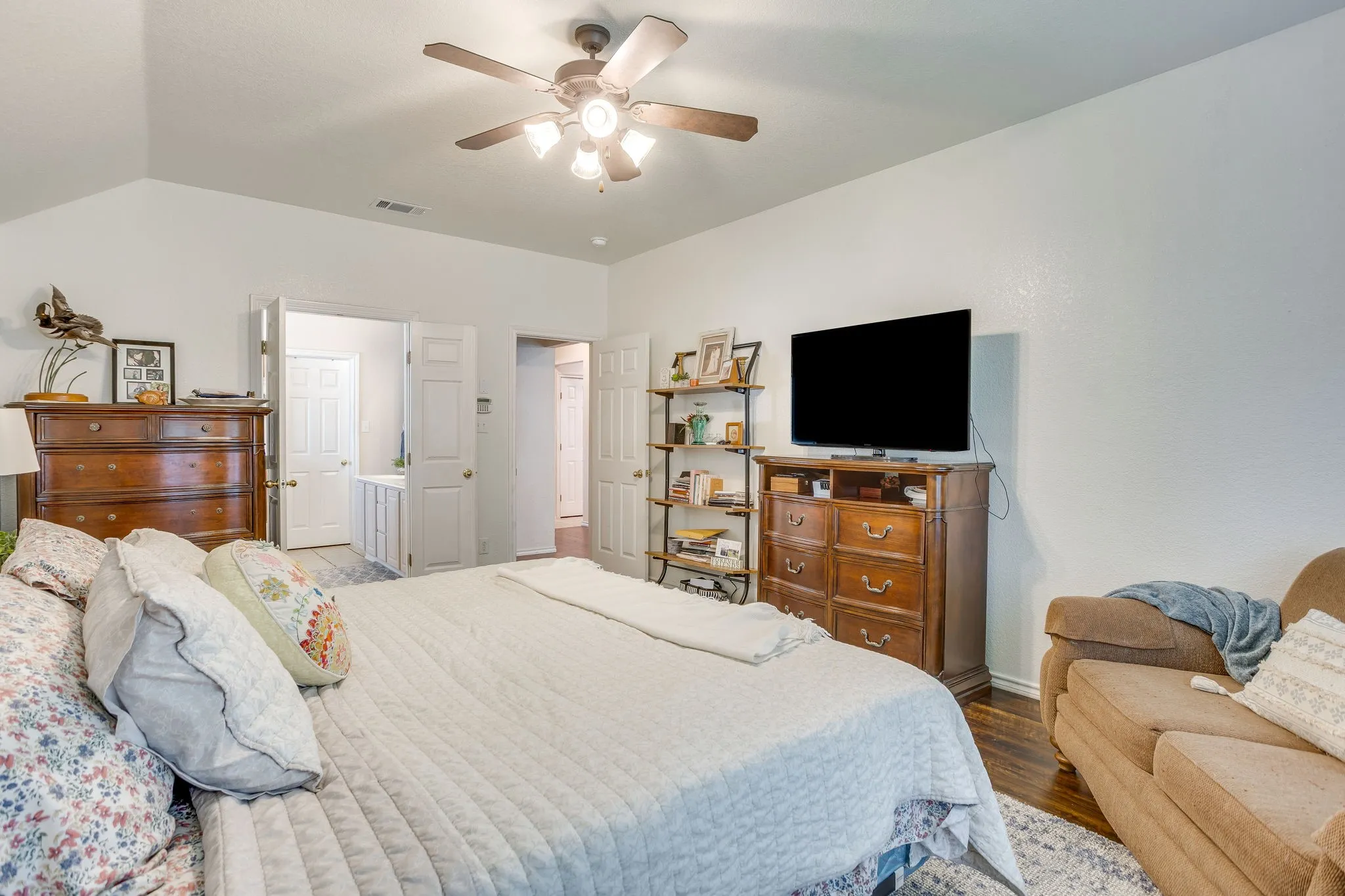 Single Family Residence For Sale in Johnson County , 853 Royal Oak Lane, Burleson, Texas 76028, 4 Bedroom, 2 Bathroom, 2 Garage spaces, 2,147 Sqft, built in 2003, mls#21394359, Real Estate Agent in Burleson, Homes For Sale in Johnson county, Homes For Sale in Burleson, Realtor in Burleson Texas, Real Estate Brokerage Independent Realty Texas, Luminita Cordes Realtor