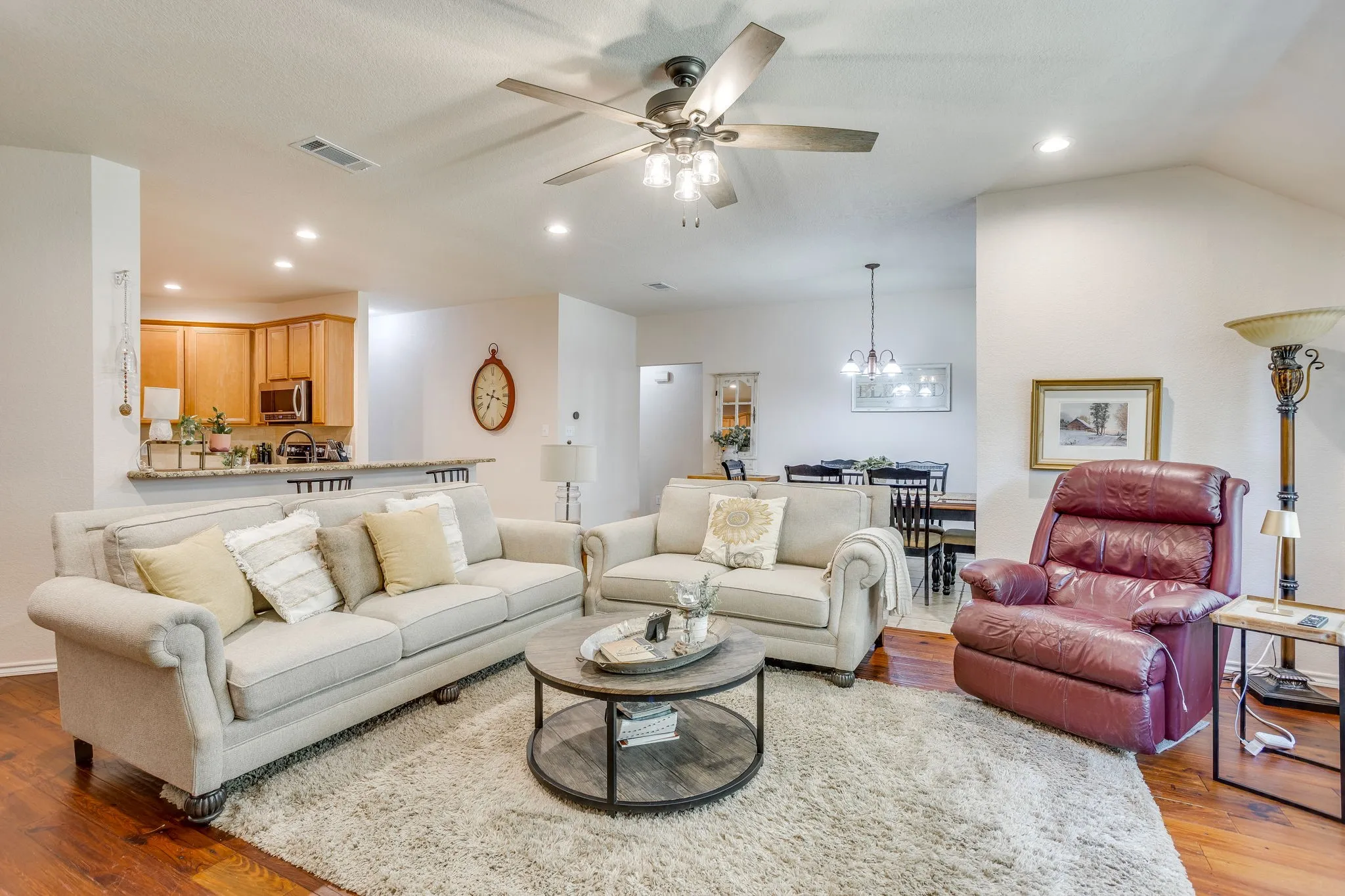 Single Family Residence For Sale in Johnson County , 853 Royal Oak Lane, Burleson, Texas 76028, 4 Bedroom, 2 Bathroom, 2 Garage spaces, 2,147 Sqft, built in 2003, mls#21394359, Real Estate Agent in Burleson, Homes For Sale in Johnson county, Homes For Sale in Burleson, Realtor in Burleson Texas, Real Estate Brokerage Independent Realty Texas, Luminita Cordes Realtor