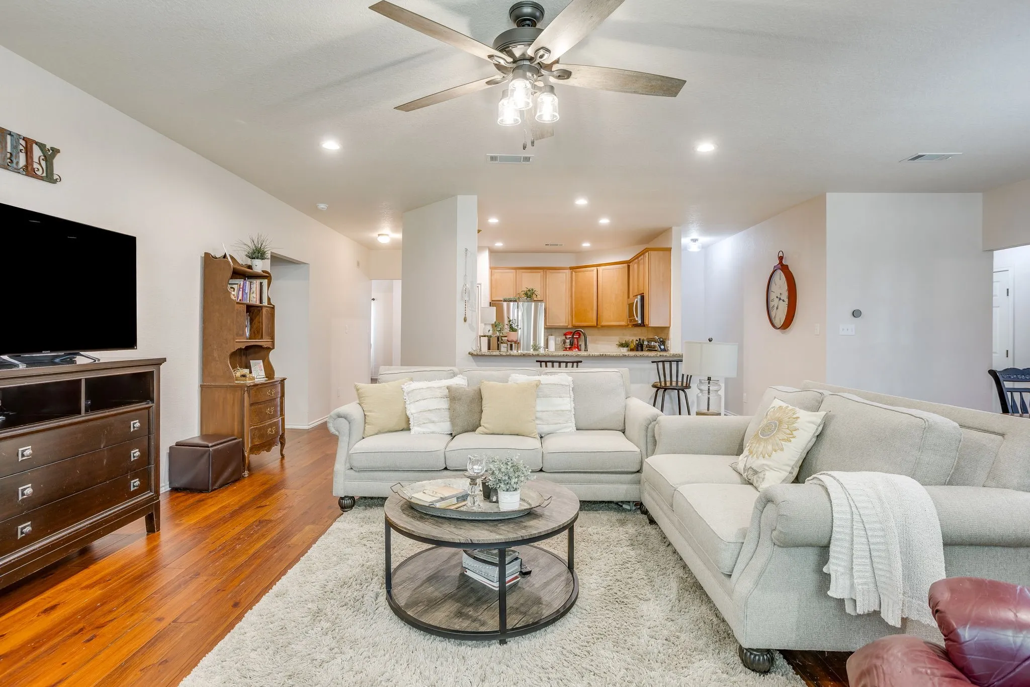 Single Family Residence For Sale in Johnson County , 853 Royal Oak Lane, Burleson, Texas 76028, 4 Bedroom, 2 Bathroom, 2 Garage spaces, 2,147 Sqft, built in 2003, mls#21394359, Real Estate Agent in Burleson, Homes For Sale in Johnson county, Homes For Sale in Burleson, Realtor in Burleson Texas, Real Estate Brokerage Independent Realty Texas, Luminita Cordes Realtor