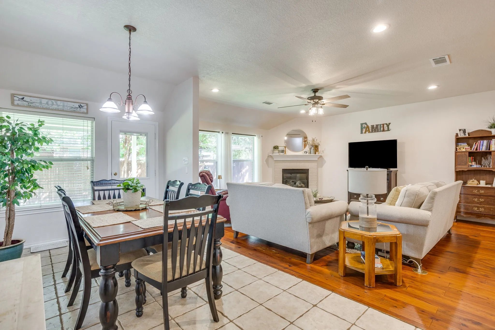 Single Family Residence For Sale in Johnson County , 853 Royal Oak Lane, Burleson, Texas 76028, 4 Bedroom, 2 Bathroom, 2 Garage spaces, 2,147 Sqft, built in 2003, mls#21394359, Real Estate Agent in Burleson, Homes For Sale in Johnson county, Homes For Sale in Burleson, Realtor in Burleson Texas, Real Estate Brokerage Independent Realty Texas, Luminita Cordes Realtor