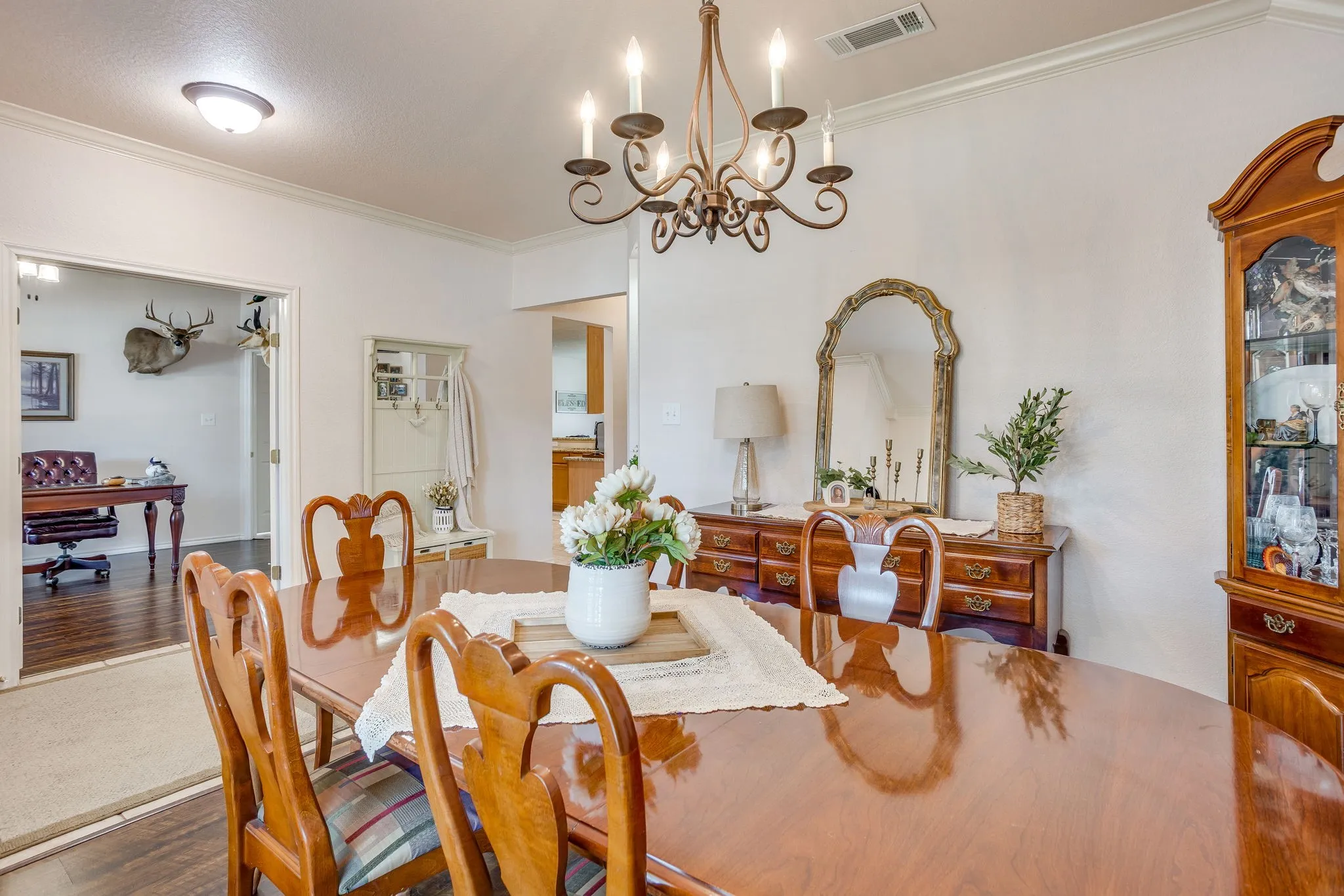 Single Family Residence For Sale in Johnson County , 853 Royal Oak Lane, Burleson, Texas 76028, 4 Bedroom, 2 Bathroom, 2 Garage spaces, 2,147 Sqft, built in 2003, mls#21394359, Real Estate Agent in Burleson, Homes For Sale in Johnson county, Homes For Sale in Burleson, Realtor in Burleson Texas, Real Estate Brokerage Independent Realty Texas, Luminita Cordes Realtor