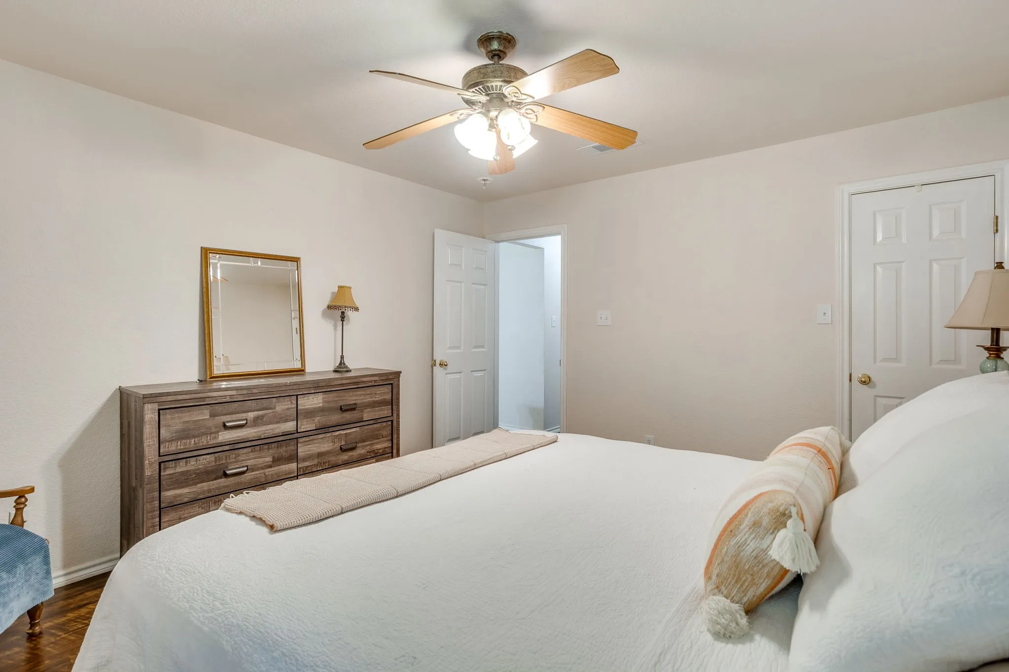 Single Family Residence For Sale in Johnson County , 853 Royal Oak Lane, Burleson, Texas 76028, 4 Bedroom, 2 Bathroom, 2 Garage spaces, 2,147 Sqft, built in 2003, mls#21394359, Real Estate Agent in Burleson, Homes For Sale in Johnson county, Homes For Sale in Burleson, Realtor in Burleson Texas, Real Estate Brokerage Independent Realty Texas, Luminita Cordes Realtor