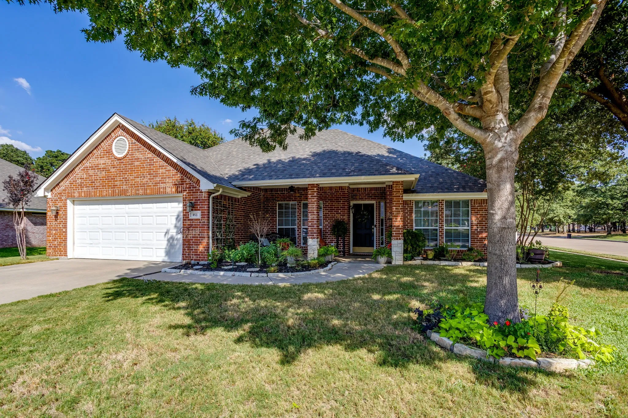Single Family Residence For Sale in Johnson County , 853 Royal Oak Lane, Burleson, Texas 76028, 4 Bedroom, 2 Bathroom, 2 Garage spaces, 2,147 Sqft, built in 2003, mls#21394359, Real Estate Agent in Burleson, Homes For Sale in Johnson county, Homes For Sale in Burleson, Realtor in Burleson Texas, Real Estate Brokerage Independent Realty Texas, Luminita Cordes Realtor