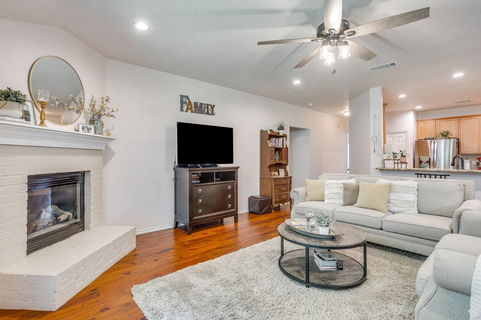 Single Family Residence For Sale in Johnson County , 853 Royal Oak Lane, Burleson, Texas 76028, 4 Bedroom, 2 Bathroom, 2 Garage spaces, 2,147 Sqft, built in 2003, mls#21394359, Real Estate Agent in Burleson, Homes For Sale in Johnson county, Homes For Sale in Burleson, Realtor in Burleson Texas, Real Estate Brokerage Independent Realty Texas, Luminita Cordes Realtor