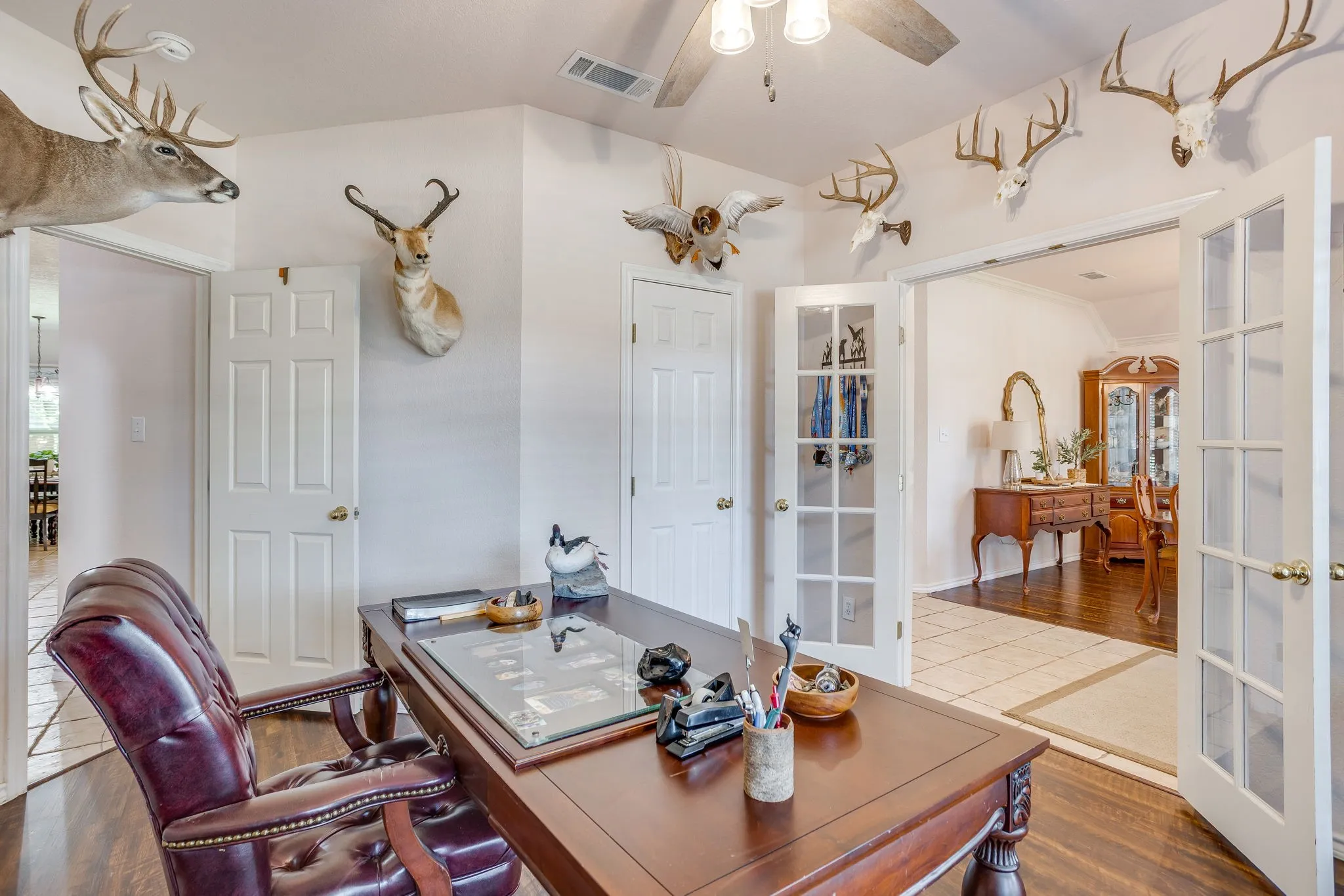 Single Family Residence For Sale in Johnson County , 853 Royal Oak Lane, Burleson, Texas 76028, 4 Bedroom, 2 Bathroom, 2 Garage spaces, 2,147 Sqft, built in 2003, mls#21394359, Real Estate Agent in Burleson, Homes For Sale in Johnson county, Homes For Sale in Burleson, Realtor in Burleson Texas, Real Estate Brokerage Independent Realty Texas, Luminita Cordes Realtor