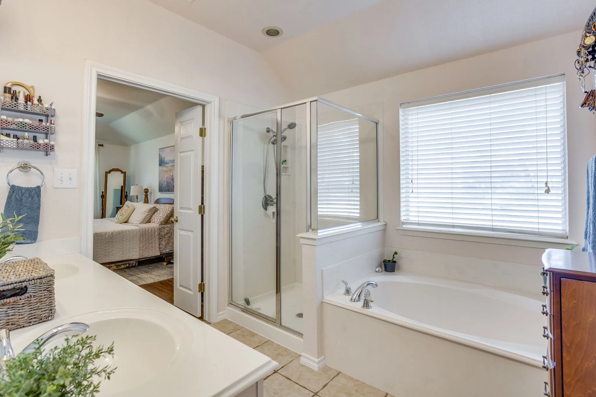 Single Family Residence For Sale in Johnson County , 853 Royal Oak Lane, Burleson, Texas 76028, 4 Bedroom, 2 Bathroom, 2 Garage spaces, 2,147 Sqft, built in 2003, mls#21394359, Real Estate Agent in Burleson, Homes For Sale in Johnson county, Homes For Sale in Burleson, Realtor in Burleson Texas, Real Estate Brokerage Independent Realty Texas, Luminita Cordes Realtor