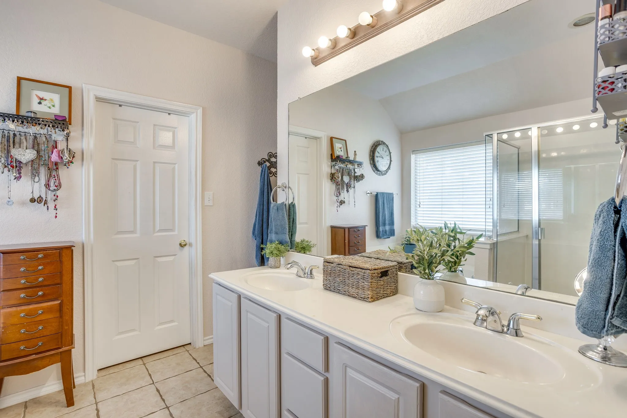Single Family Residence For Sale in Johnson County , 853 Royal Oak Lane, Burleson, Texas 76028, 4 Bedroom, 2 Bathroom, 2 Garage spaces, 2,147 Sqft, built in 2003, mls#21394359, Real Estate Agent in Burleson, Homes For Sale in Johnson county, Homes For Sale in Burleson, Realtor in Burleson Texas, Real Estate Brokerage Independent Realty Texas, Luminita Cordes Realtor