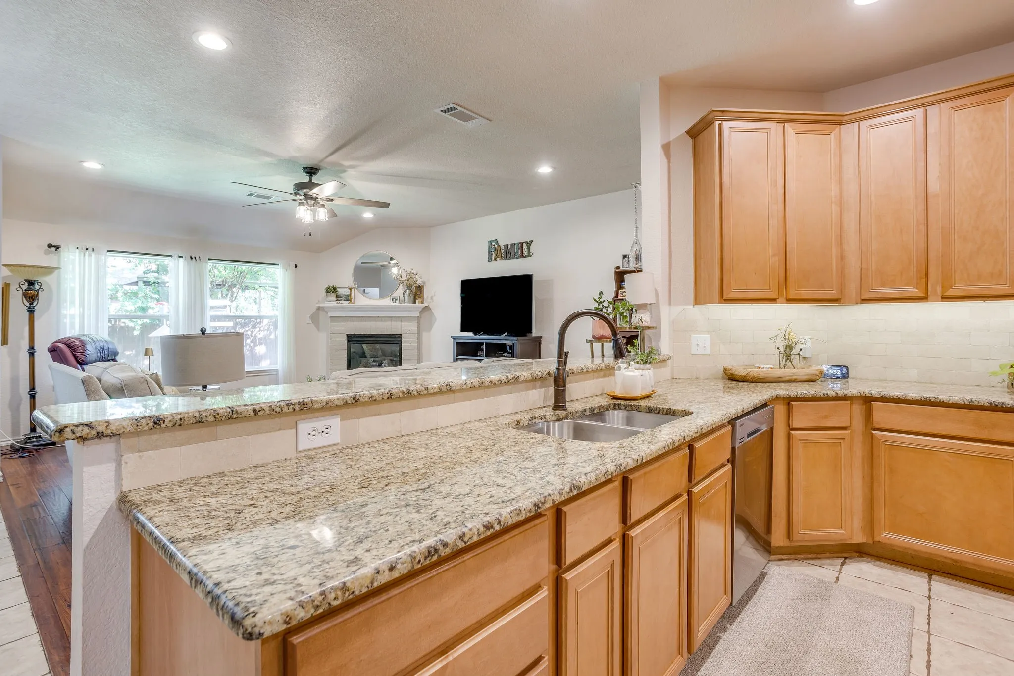 Single Family Residence For Sale in Johnson County , 853 Royal Oak Lane, Burleson, Texas 76028, 4 Bedroom, 2 Bathroom, 2 Garage spaces, 2,147 Sqft, built in 2003, mls#21394359, Real Estate Agent in Burleson, Homes For Sale in Johnson county, Homes For Sale in Burleson, Realtor in Burleson Texas, Real Estate Brokerage Independent Realty Texas, Luminita Cordes Realtor