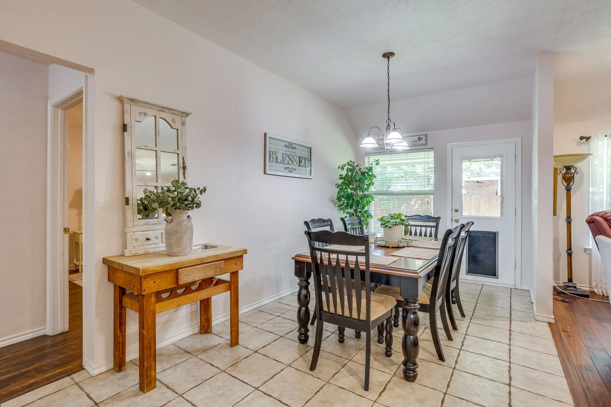 Single Family Residence For Sale in Johnson County , 853 Royal Oak Lane, Burleson, Texas 76028, 4 Bedroom, 2 Bathroom, 2 Garage spaces, 2,147 Sqft, built in 2003, mls#21394359, Real Estate Agent in Burleson, Homes For Sale in Johnson county, Homes For Sale in Burleson, Realtor in Burleson Texas, Real Estate Brokerage Independent Realty Texas, Luminita Cordes Realtor