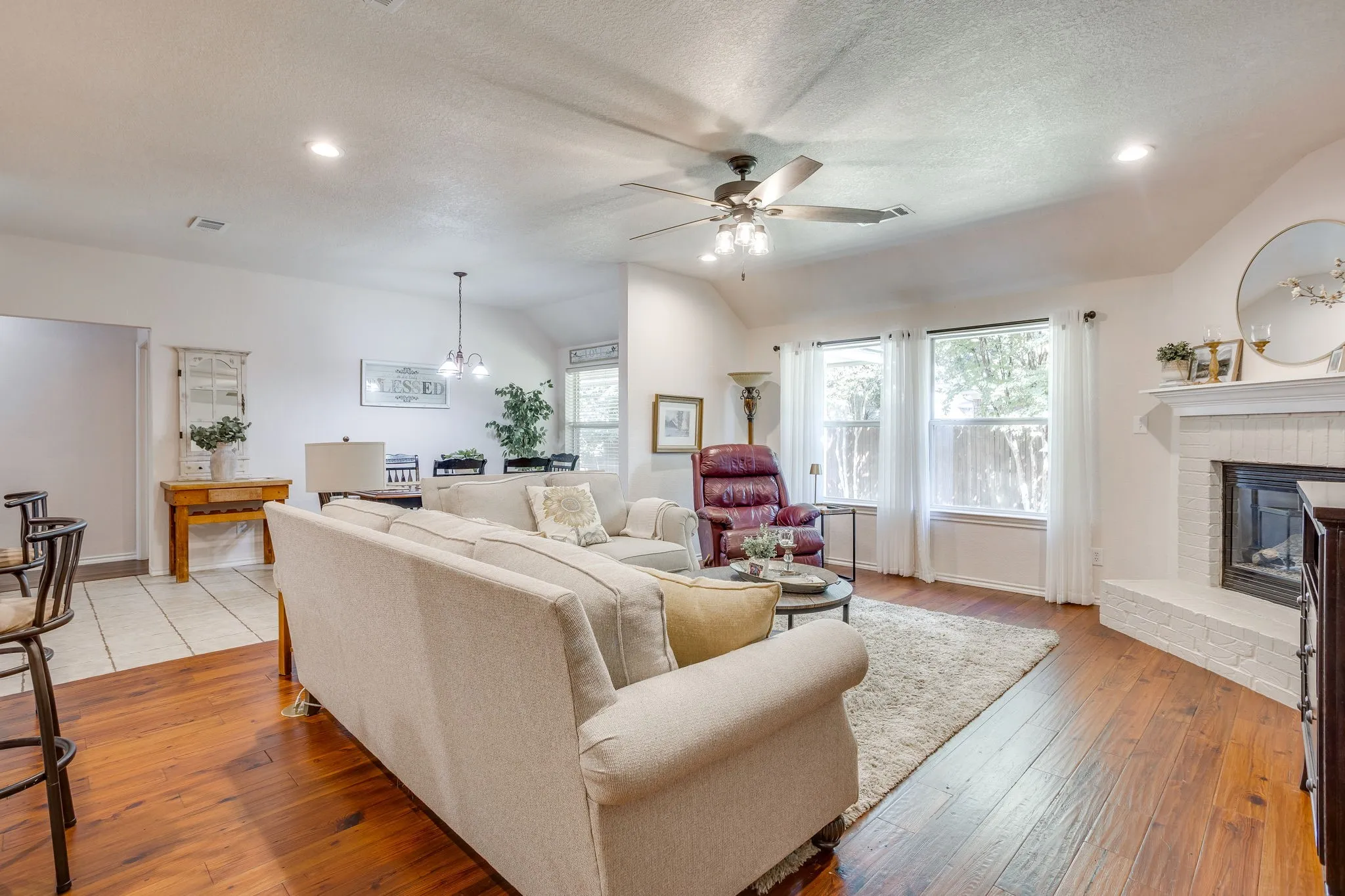 Single Family Residence For Sale in Johnson County , 853 Royal Oak Lane, Burleson, Texas 76028, 4 Bedroom, 2 Bathroom, 2 Garage spaces, 2,147 Sqft, built in 2003, mls#21394359, Real Estate Agent in Burleson, Homes For Sale in Johnson county, Homes For Sale in Burleson, Realtor in Burleson Texas, Real Estate Brokerage Independent Realty Texas, Luminita Cordes Realtor