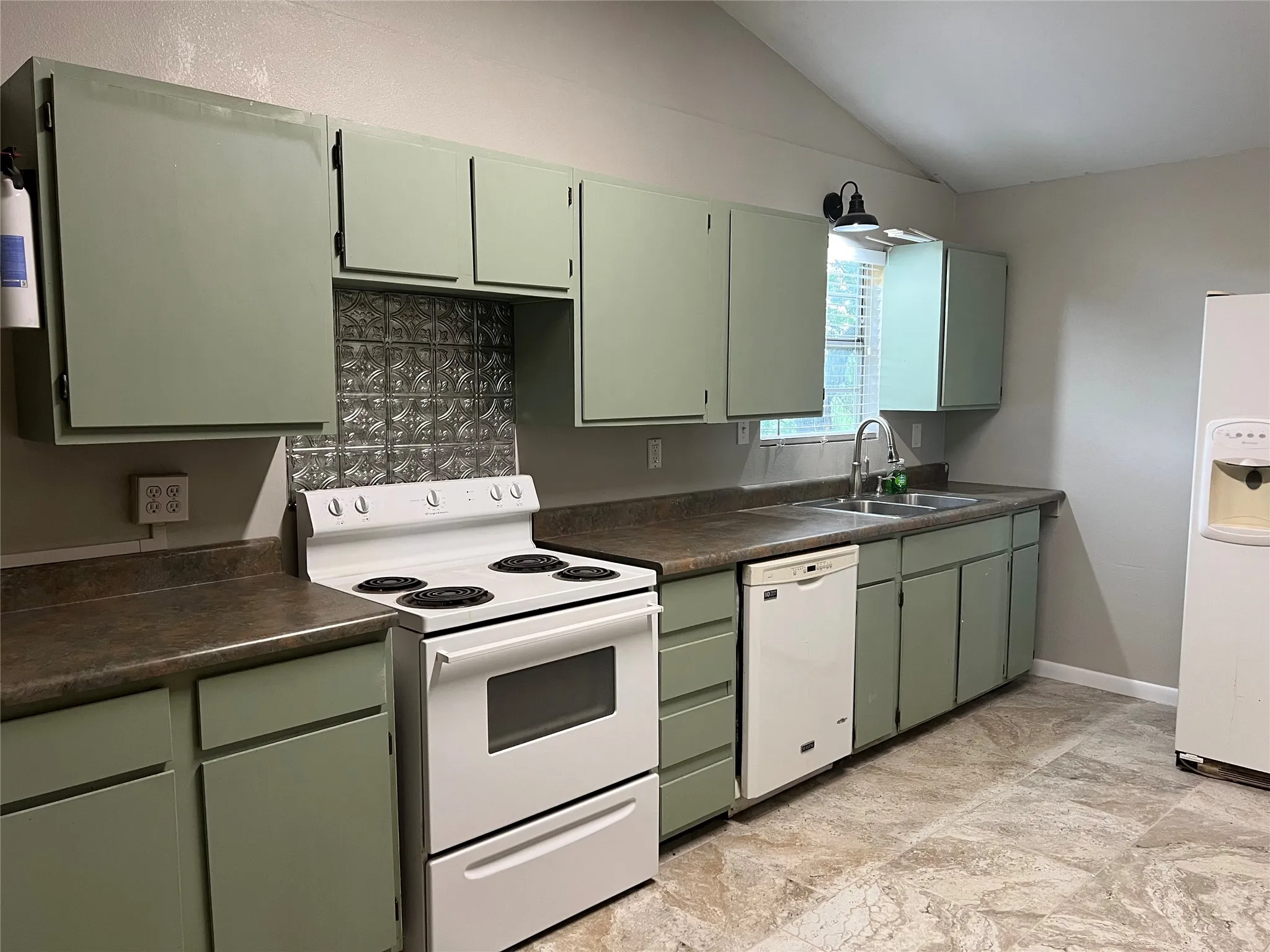 Single Family Residence For Rent in Brown County , 6960 Clifden Drive, Brownwood, Texas 76801, 2 Bedroom, 2 Bathroom, Garage spaces, 1,200 Sqft, built in 1970, mls#21394499, Real Estate Agent in Brownwood, Homes For Rent in Brown county, Homes For Rent in Brownwood, Realtor in Brownwood Texas, Real Estate Brokerage Independent Realty Texas, Luminita Cordes Realtor