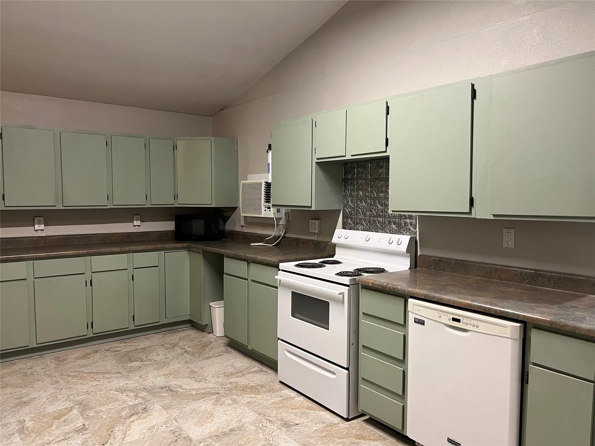 Single Family Residence For Rent in Brown County , 6960 Clifden Drive, Brownwood, Texas 76801, 2 Bedroom, 2 Bathroom, Garage spaces, 1,200 Sqft, built in 1970, mls#21394499, Real Estate Agent in Brownwood, Homes For Rent in Brown county, Homes For Rent in Brownwood, Realtor in Brownwood Texas, Real Estate Brokerage Independent Realty Texas, Luminita Cordes Realtor
