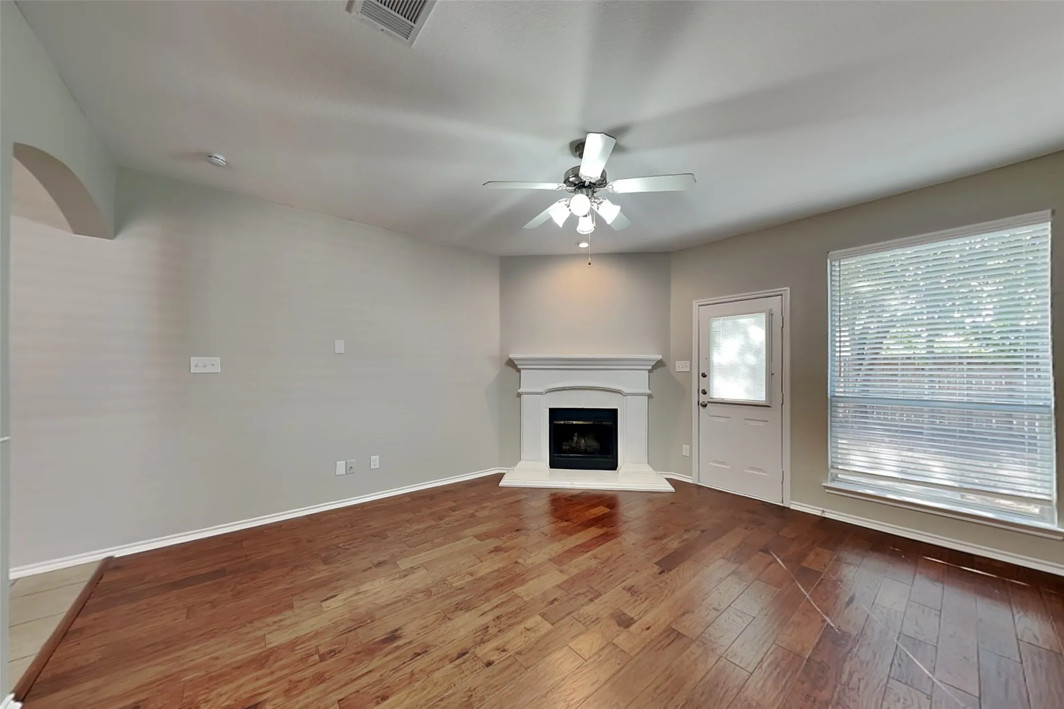 Single Family Residence For Rent in Tarrant County , 12901 Farmington Drive, Fort Worth, Texas 76244, 3 Bedroom, 2 Bathroom, 2 Garage spaces, 1,536 Sqft, built in 2005, mls#21394495, Real Estate Agent in Fort Worth, Homes For Rent in Tarrant county, Homes For Rent in Fort Worth, Realtor in Fort Worth Texas, Real Estate Brokerage Independent Realty Texas, Luminita Cordes Realtor