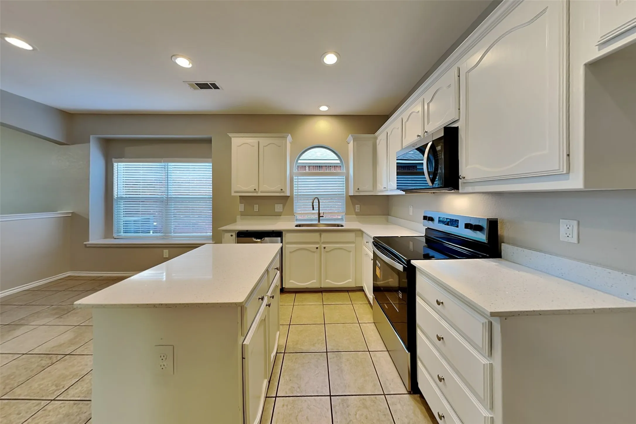 Single Family Residence For Rent in Tarrant County , 12901 Farmington Drive, Fort Worth, Texas 76244, 3 Bedroom, 2 Bathroom, 2 Garage spaces, 1,536 Sqft, built in 2005, mls#21394495, Real Estate Agent in Fort Worth, Homes For Rent in Tarrant county, Homes For Rent in Fort Worth, Realtor in Fort Worth Texas, Real Estate Brokerage Independent Realty Texas, Luminita Cordes Realtor