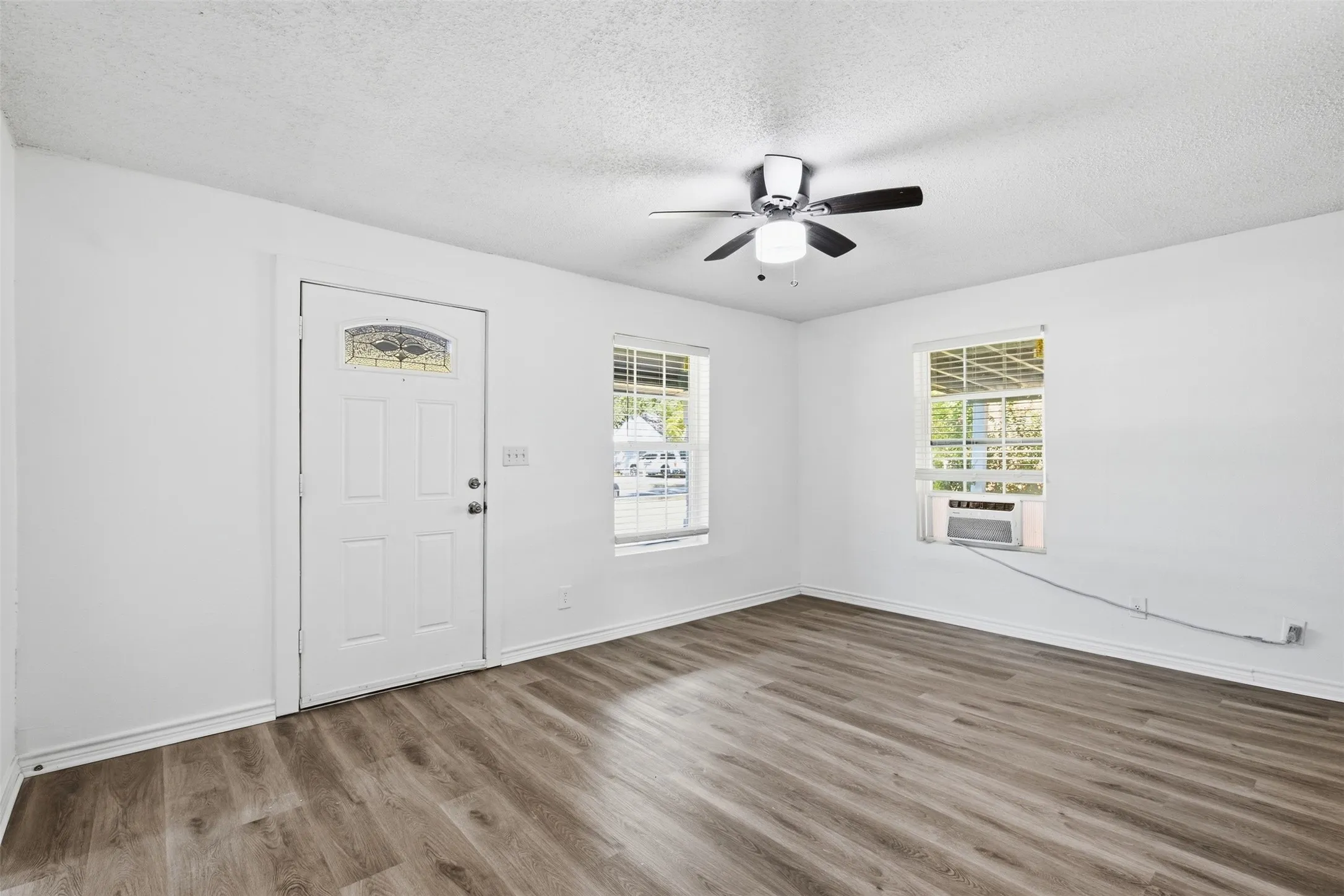 Single Family Residence For Rent in Fannin County , 1916 Liberty Street, Bonham, Texas 75418, 2 Bedroom, 1 Bathroom, Garage spaces, 704 Sqft, built in 1940, mls#21394507, Real Estate Agent in Bonham, Homes For Rent in Fannin county, Homes For Rent in Bonham, Realtor in Bonham Texas, Real Estate Brokerage Independent Realty Texas, Luminita Cordes Realtor