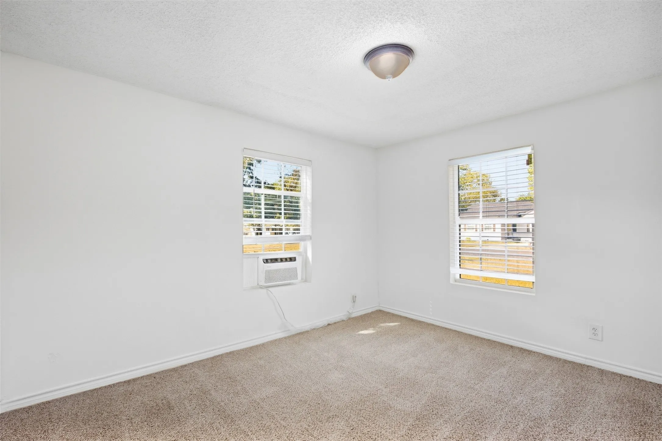 Single Family Residence For Rent in Fannin County , 1916 Liberty Street, Bonham, Texas 75418, 2 Bedroom, 1 Bathroom, Garage spaces, 704 Sqft, built in 1940, mls#21394507, Real Estate Agent in Bonham, Homes For Rent in Fannin county, Homes For Rent in Bonham, Realtor in Bonham Texas, Real Estate Brokerage Independent Realty Texas, Luminita Cordes Realtor