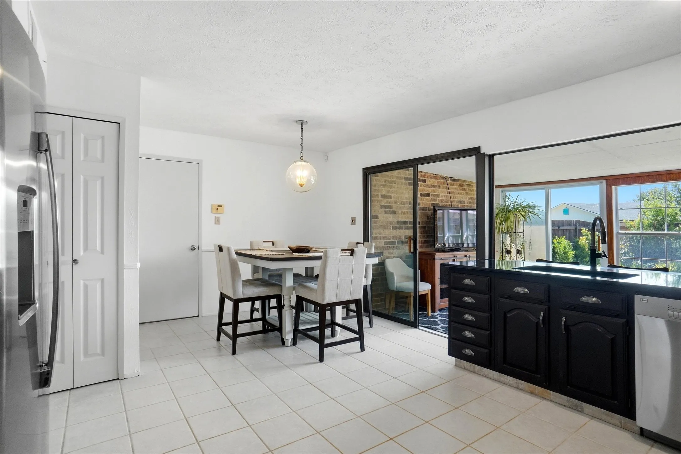 Single Family Residence For Sale in Collin County , 1116 Bass Drive, Plano, Texas 75025, 3 Bedroom, 2 Bathroom, 2 Garage spaces, 1,910 Sqft, built in 1981, mls#21391743, Real Estate Agent in Plano, Homes For Sale in Collin county, Homes For Sale in Plano, Realtor in Plano Texas, Real Estate Brokerage Independent Realty Texas, Luminita Cordes Realtor