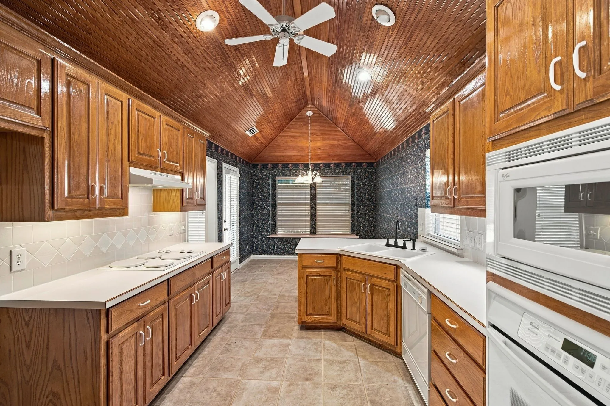 Single Family Residence For Sale in Tarrant County , 4007 Appian Way, Arlington, Texas 76013, 3 Bedroom, 3 Bathroom, 2 Garage spaces, 1,823 Sqft, built in 1997, mls#21389593, Real Estate Agent in Arlington, Homes For Sale in Tarrant county, Homes For Sale in Arlington, Realtor in Arlington Texas, Real Estate Brokerage Independent Realty Texas, Luminita Cordes Realtor