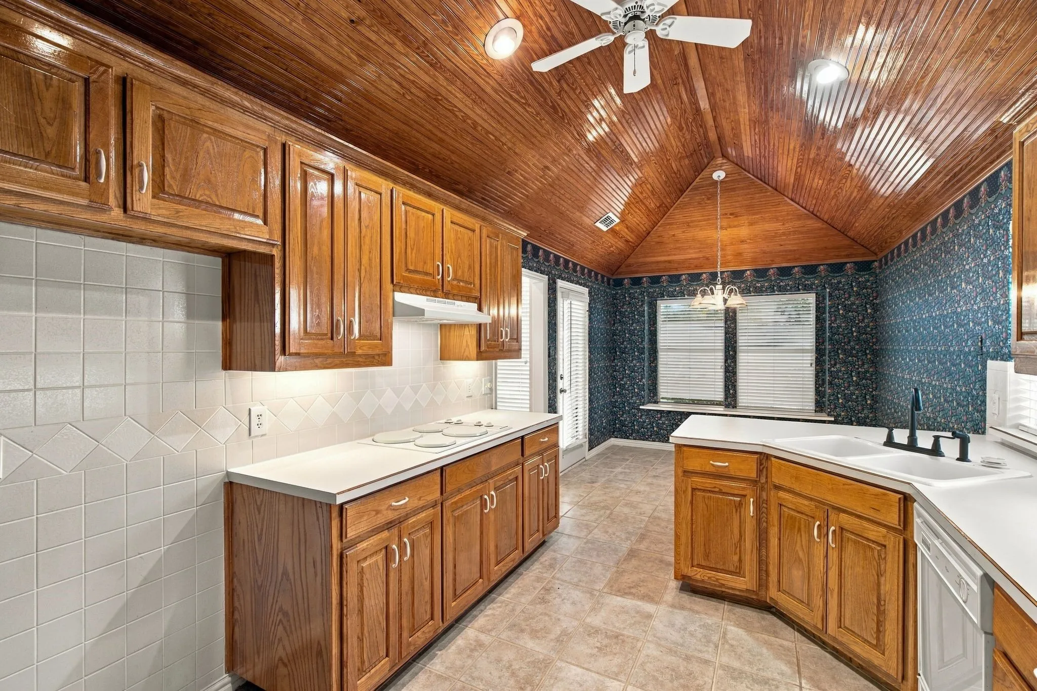 Single Family Residence For Sale in Tarrant County , 4007 Appian Way, Arlington, Texas 76013, 3 Bedroom, 3 Bathroom, 2 Garage spaces, 1,823 Sqft, built in 1997, mls#21389593, Real Estate Agent in Arlington, Homes For Sale in Tarrant county, Homes For Sale in Arlington, Realtor in Arlington Texas, Real Estate Brokerage Independent Realty Texas, Luminita Cordes Realtor