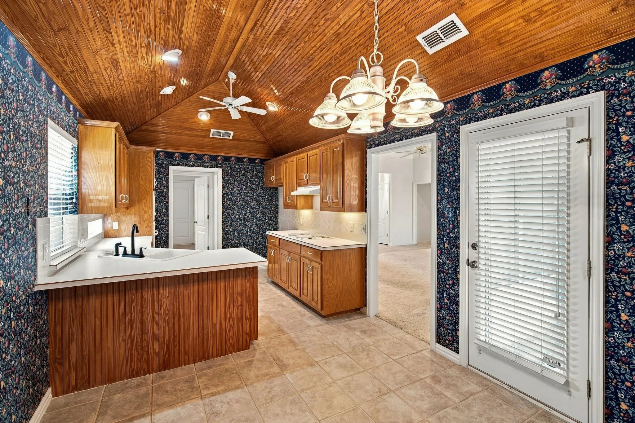 Single Family Residence For Sale in Tarrant County , 4007 Appian Way, Arlington, Texas 76013, 3 Bedroom, 3 Bathroom, 2 Garage spaces, 1,823 Sqft, built in 1997, mls#21389593, Real Estate Agent in Arlington, Homes For Sale in Tarrant county, Homes For Sale in Arlington, Realtor in Arlington Texas, Real Estate Brokerage Independent Realty Texas, Luminita Cordes Realtor