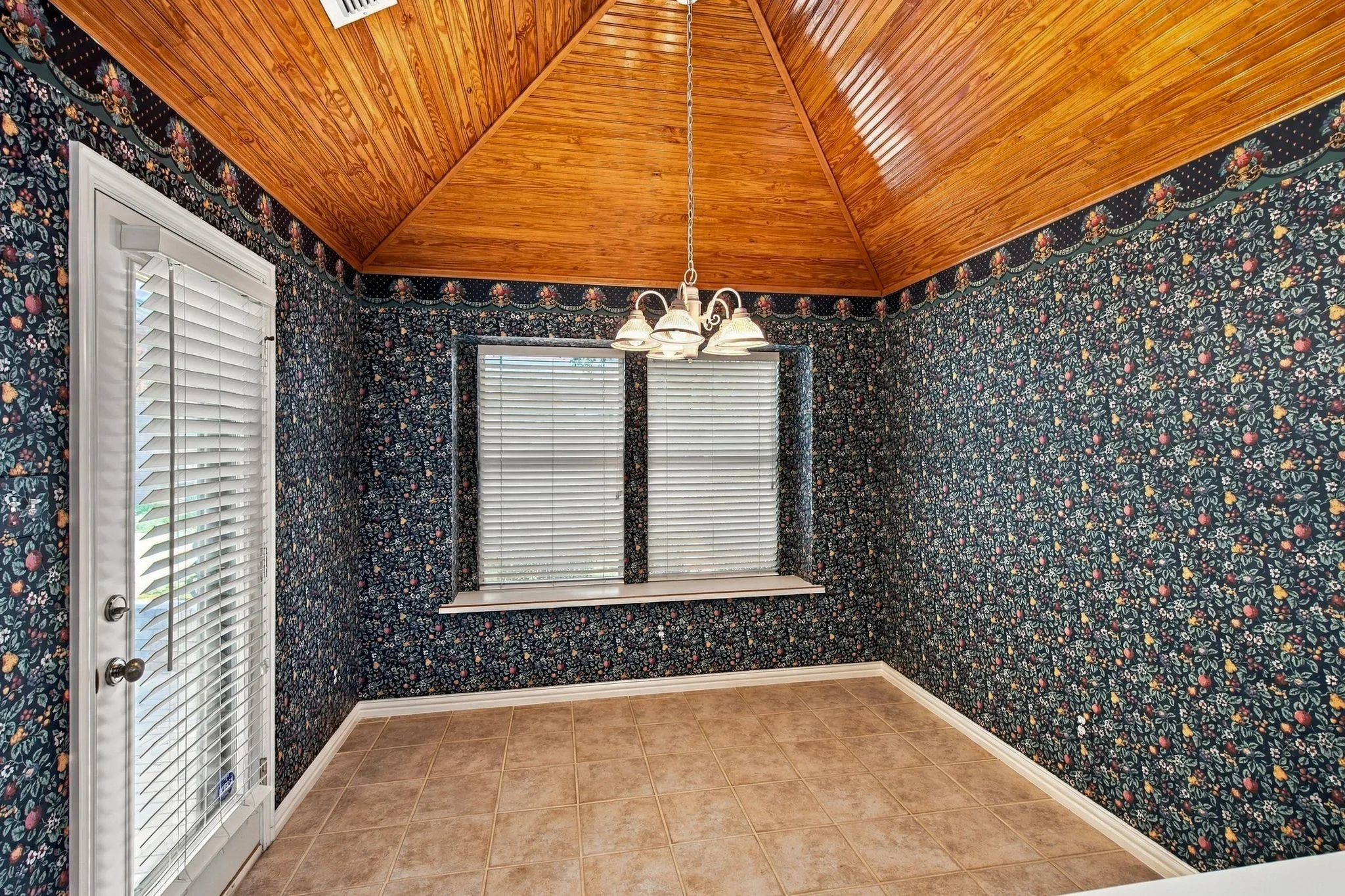 Single Family Residence For Sale in Tarrant County , 4007 Appian Way, Arlington, Texas 76013, 3 Bedroom, 3 Bathroom, 2 Garage spaces, 1,823 Sqft, built in 1997, mls#21389593, Real Estate Agent in Arlington, Homes For Sale in Tarrant county, Homes For Sale in Arlington, Realtor in Arlington Texas, Real Estate Brokerage Independent Realty Texas, Luminita Cordes Realtor