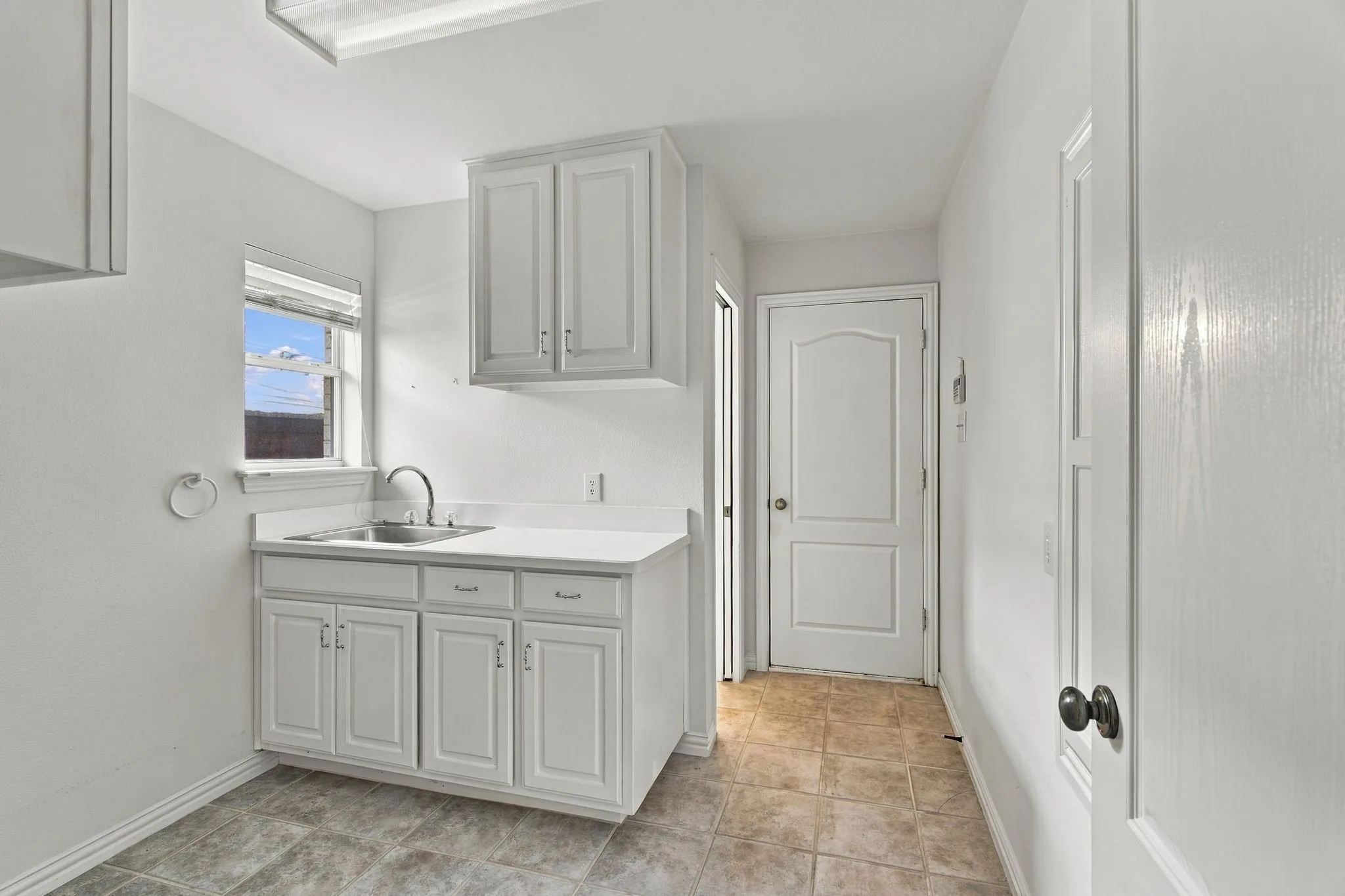 Single Family Residence For Sale in Tarrant County , 4007 Appian Way, Arlington, Texas 76013, 3 Bedroom, 3 Bathroom, 2 Garage spaces, 1,823 Sqft, built in 1997, mls#21389593, Real Estate Agent in Arlington, Homes For Sale in Tarrant county, Homes For Sale in Arlington, Realtor in Arlington Texas, Real Estate Brokerage Independent Realty Texas, Luminita Cordes Realtor