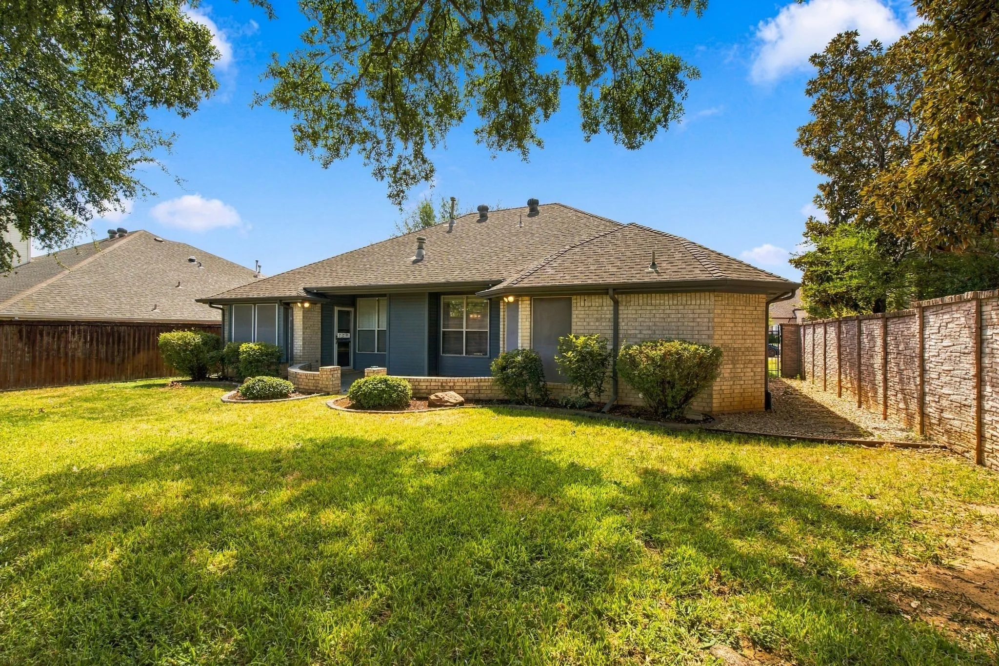 Single Family Residence For Sale in Tarrant County , 4007 Appian Way, Arlington, Texas 76013, 3 Bedroom, 3 Bathroom, 2 Garage spaces, 1,823 Sqft, built in 1997, mls#21389593, Real Estate Agent in Arlington, Homes For Sale in Tarrant county, Homes For Sale in Arlington, Realtor in Arlington Texas, Real Estate Brokerage Independent Realty Texas, Luminita Cordes Realtor