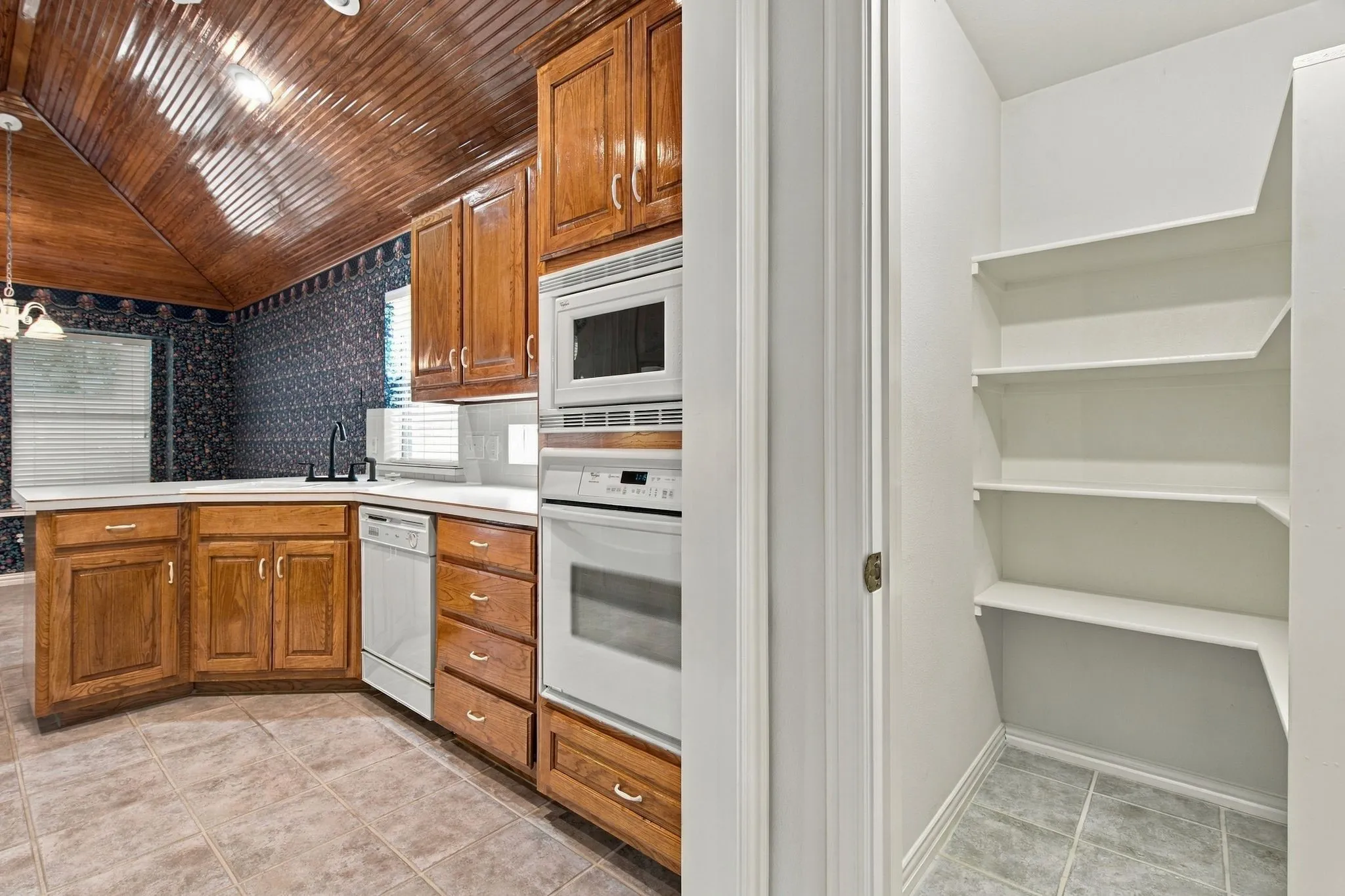 Single Family Residence For Sale in Tarrant County , 4007 Appian Way, Arlington, Texas 76013, 3 Bedroom, 3 Bathroom, 2 Garage spaces, 1,823 Sqft, built in 1997, mls#21389593, Real Estate Agent in Arlington, Homes For Sale in Tarrant county, Homes For Sale in Arlington, Realtor in Arlington Texas, Real Estate Brokerage Independent Realty Texas, Luminita Cordes Realtor