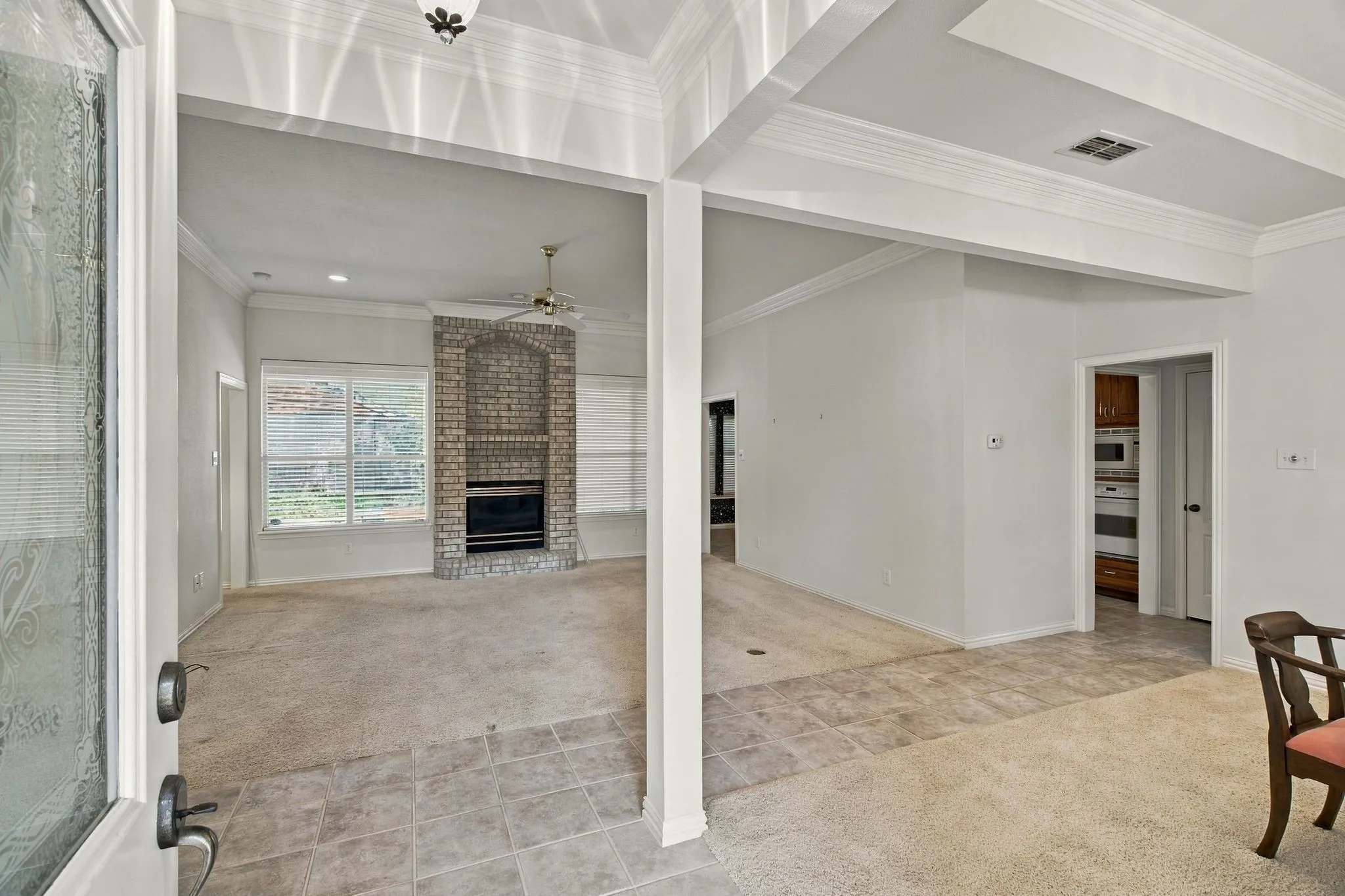 Single Family Residence For Sale in Tarrant County , 4007 Appian Way, Arlington, Texas 76013, 3 Bedroom, 3 Bathroom, 2 Garage spaces, 1,823 Sqft, built in 1997, mls#21389593, Real Estate Agent in Arlington, Homes For Sale in Tarrant county, Homes For Sale in Arlington, Realtor in Arlington Texas, Real Estate Brokerage Independent Realty Texas, Luminita Cordes Realtor