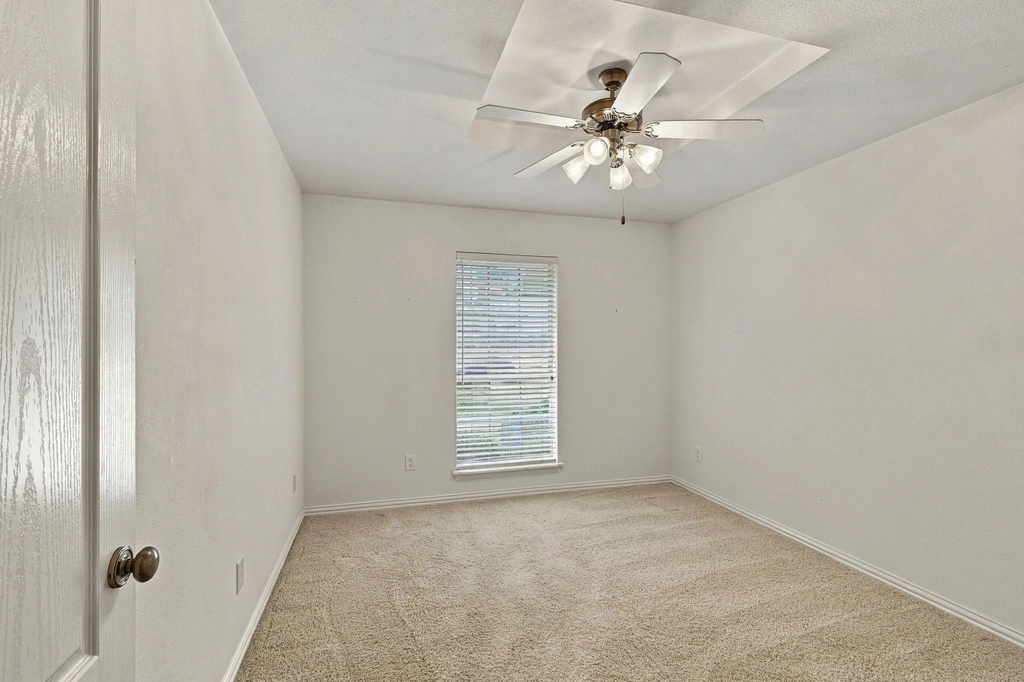 Single Family Residence For Sale in Tarrant County , 4007 Appian Way, Arlington, Texas 76013, 3 Bedroom, 3 Bathroom, 2 Garage spaces, 1,823 Sqft, built in 1997, mls#21389593, Real Estate Agent in Arlington, Homes For Sale in Tarrant county, Homes For Sale in Arlington, Realtor in Arlington Texas, Real Estate Brokerage Independent Realty Texas, Luminita Cordes Realtor
