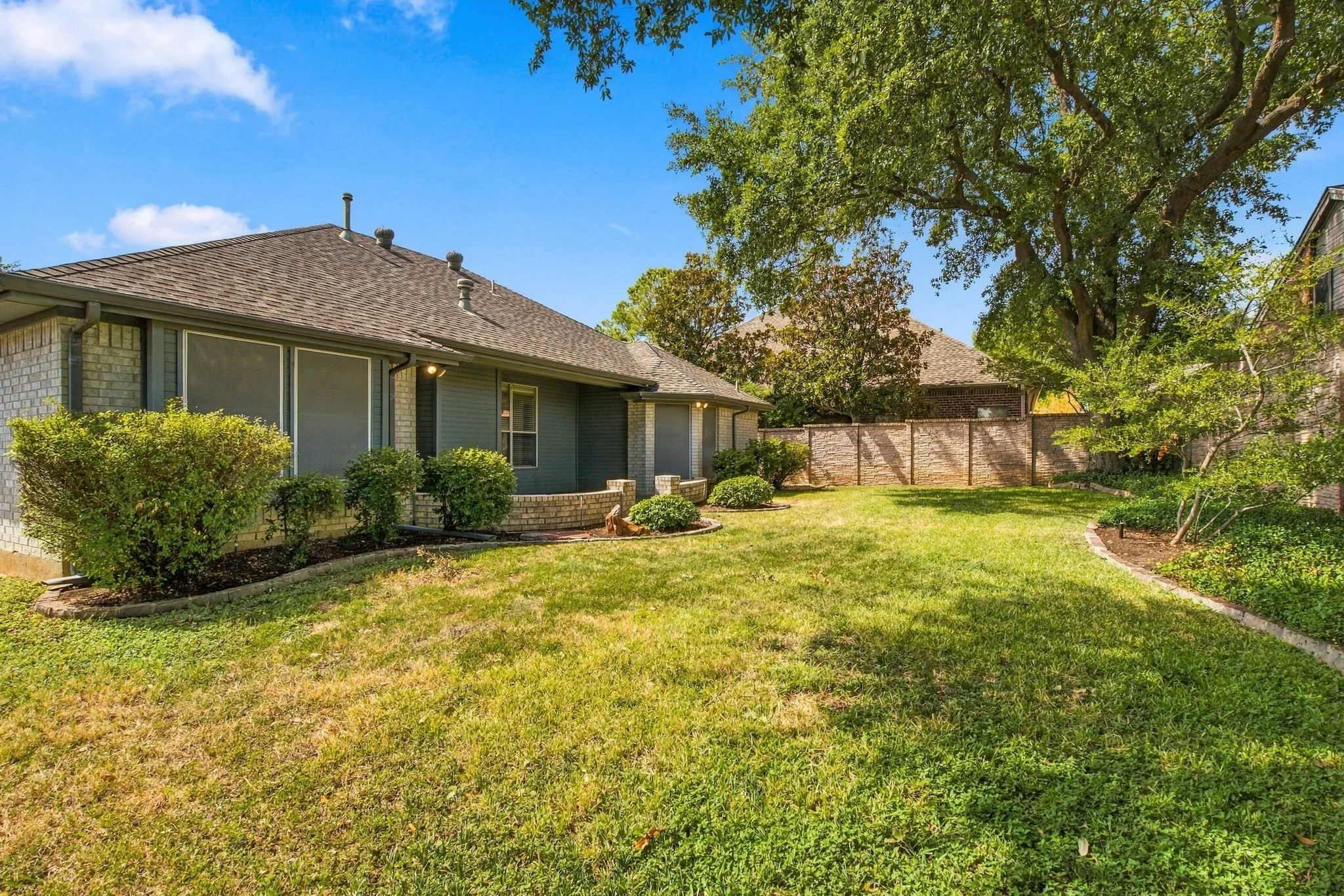 Single Family Residence For Sale in Tarrant County , 4007 Appian Way, Arlington, Texas 76013, 3 Bedroom, 3 Bathroom, 2 Garage spaces, 1,823 Sqft, built in 1997, mls#21389593, Real Estate Agent in Arlington, Homes For Sale in Tarrant county, Homes For Sale in Arlington, Realtor in Arlington Texas, Real Estate Brokerage Independent Realty Texas, Luminita Cordes Realtor