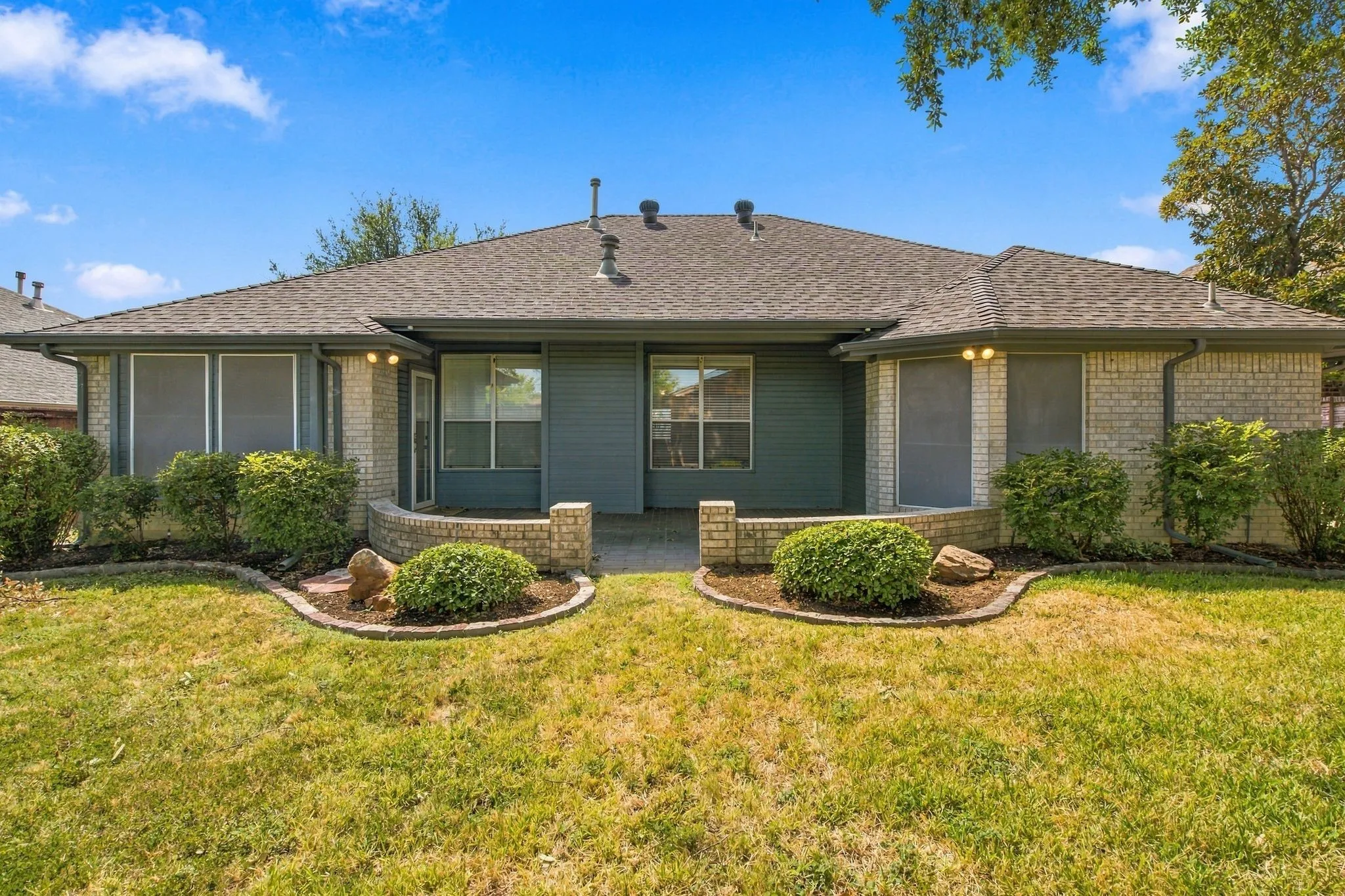 Single Family Residence For Sale in Tarrant County , 4007 Appian Way, Arlington, Texas 76013, 3 Bedroom, 3 Bathroom, 2 Garage spaces, 1,823 Sqft, built in 1997, mls#21389593, Real Estate Agent in Arlington, Homes For Sale in Tarrant county, Homes For Sale in Arlington, Realtor in Arlington Texas, Real Estate Brokerage Independent Realty Texas, Luminita Cordes Realtor