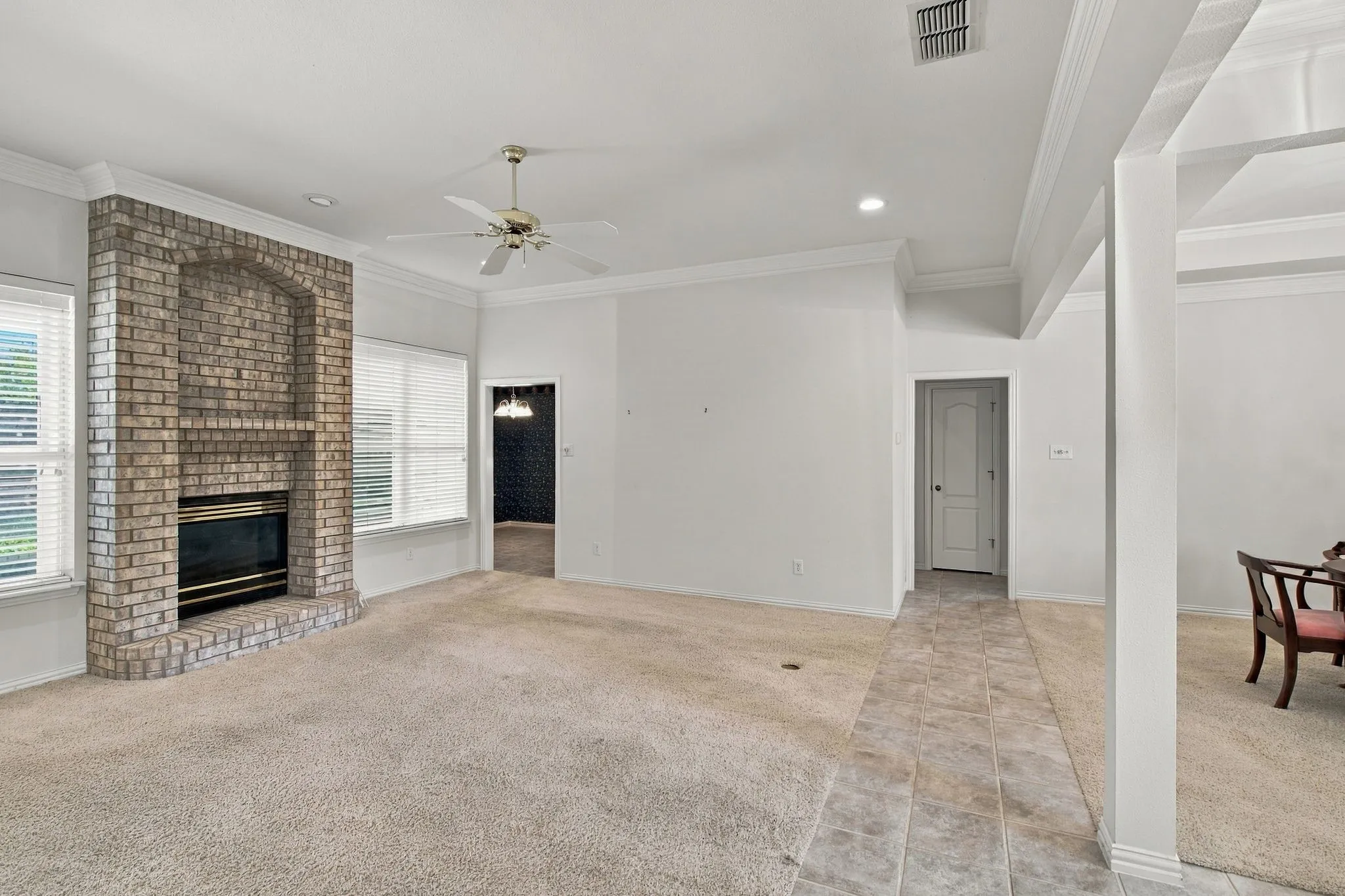 Single Family Residence For Sale in Tarrant County , 4007 Appian Way, Arlington, Texas 76013, 3 Bedroom, 3 Bathroom, 2 Garage spaces, 1,823 Sqft, built in 1997, mls#21389593, Real Estate Agent in Arlington, Homes For Sale in Tarrant county, Homes For Sale in Arlington, Realtor in Arlington Texas, Real Estate Brokerage Independent Realty Texas, Luminita Cordes Realtor