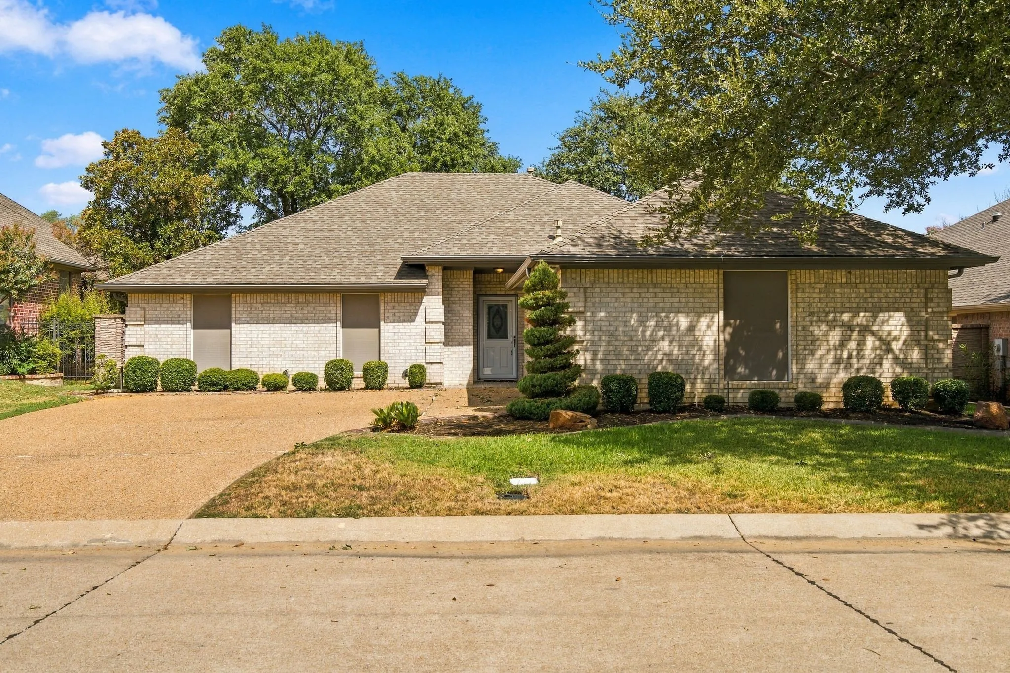 Single Family Residence For Sale in Tarrant County , 4007 Appian Way, Arlington, Texas 76013, 3 Bedroom, 3 Bathroom, 2 Garage spaces, 1,823 Sqft, built in 1997, mls#21389593, Real Estate Agent in Arlington, Homes For Sale in Tarrant county, Homes For Sale in Arlington, Realtor in Arlington Texas, Real Estate Brokerage Independent Realty Texas, Luminita Cordes Realtor