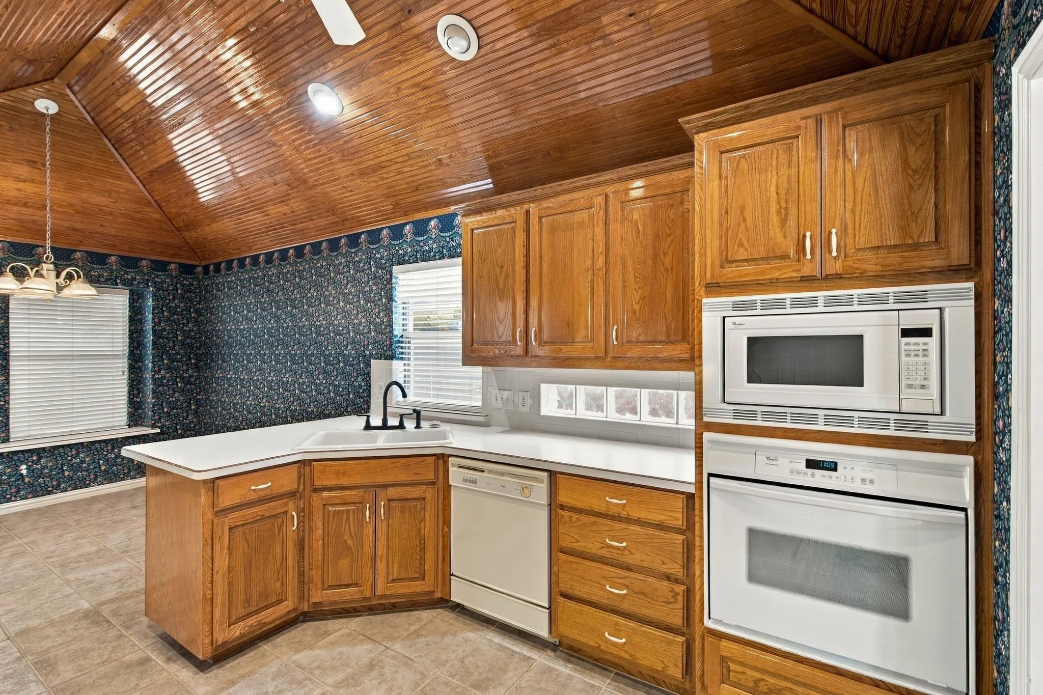 Single Family Residence For Sale in Tarrant County , 4007 Appian Way, Arlington, Texas 76013, 3 Bedroom, 3 Bathroom, 2 Garage spaces, 1,823 Sqft, built in 1997, mls#21389593, Real Estate Agent in Arlington, Homes For Sale in Tarrant county, Homes For Sale in Arlington, Realtor in Arlington Texas, Real Estate Brokerage Independent Realty Texas, Luminita Cordes Realtor