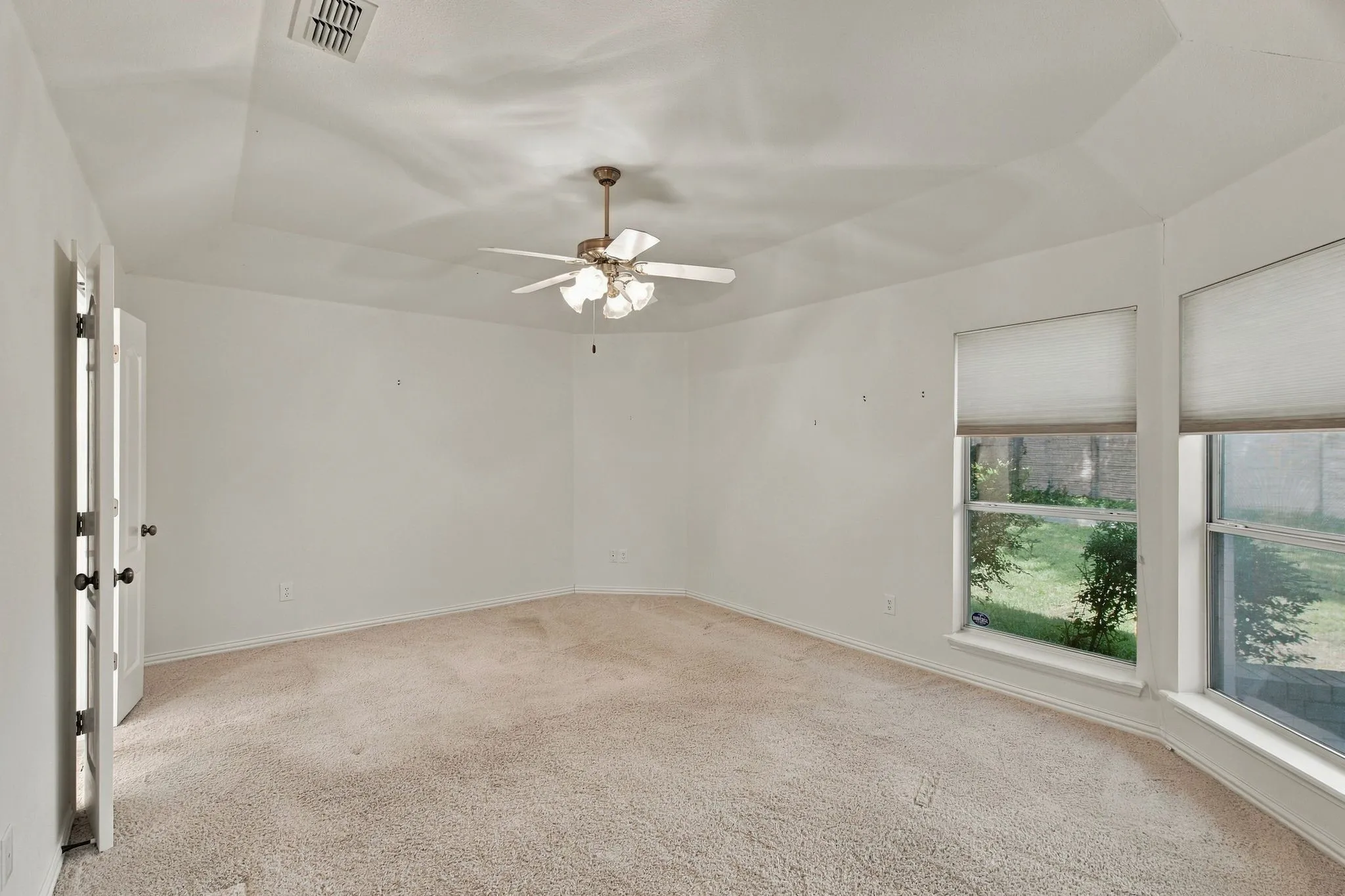 Single Family Residence For Sale in Tarrant County , 4007 Appian Way, Arlington, Texas 76013, 3 Bedroom, 3 Bathroom, 2 Garage spaces, 1,823 Sqft, built in 1997, mls#21389593, Real Estate Agent in Arlington, Homes For Sale in Tarrant county, Homes For Sale in Arlington, Realtor in Arlington Texas, Real Estate Brokerage Independent Realty Texas, Luminita Cordes Realtor