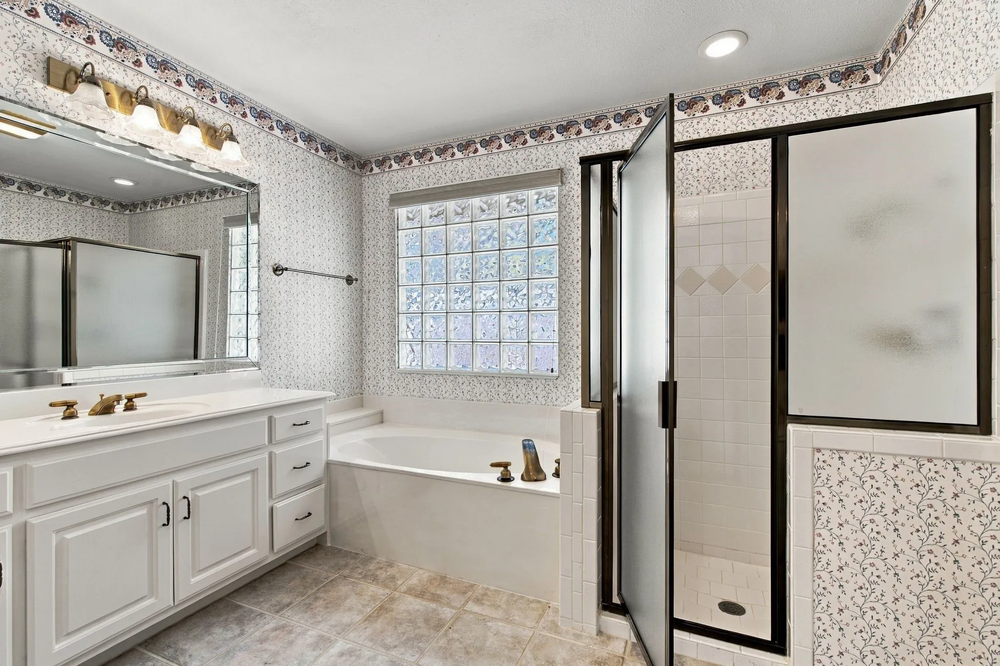 Single Family Residence For Sale in Tarrant County , 4007 Appian Way, Arlington, Texas 76013, 3 Bedroom, 3 Bathroom, 2 Garage spaces, 1,823 Sqft, built in 1997, mls#21389593, Real Estate Agent in Arlington, Homes For Sale in Tarrant county, Homes For Sale in Arlington, Realtor in Arlington Texas, Real Estate Brokerage Independent Realty Texas, Luminita Cordes Realtor