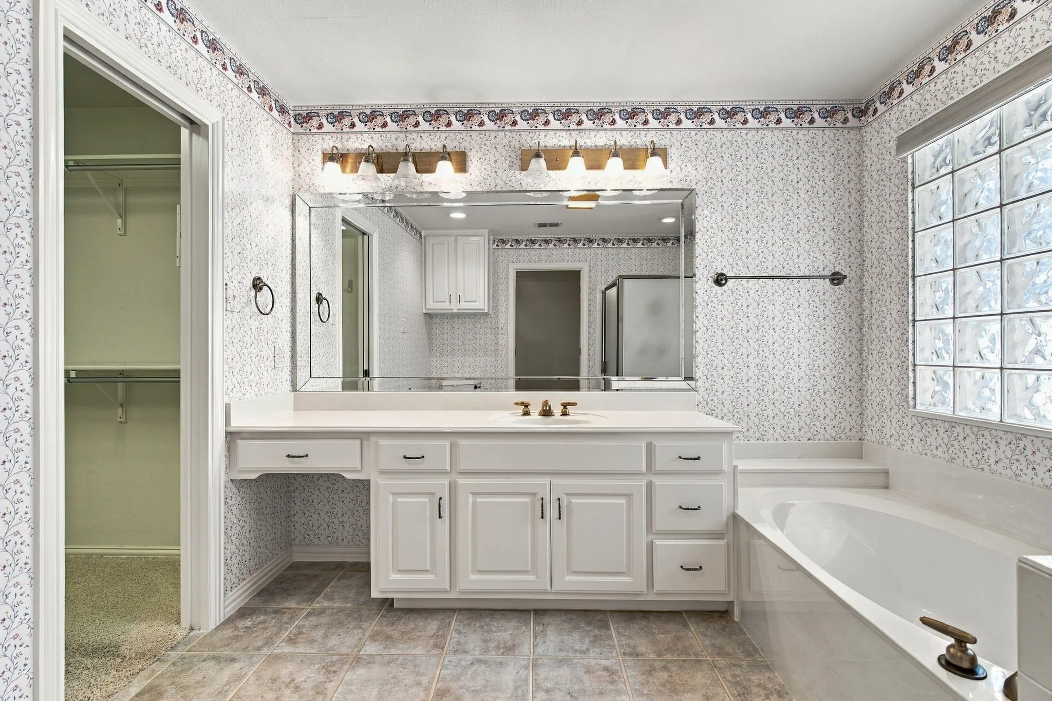 Single Family Residence For Sale in Tarrant County , 4007 Appian Way, Arlington, Texas 76013, 3 Bedroom, 3 Bathroom, 2 Garage spaces, 1,823 Sqft, built in 1997, mls#21389593, Real Estate Agent in Arlington, Homes For Sale in Tarrant county, Homes For Sale in Arlington, Realtor in Arlington Texas, Real Estate Brokerage Independent Realty Texas, Luminita Cordes Realtor
