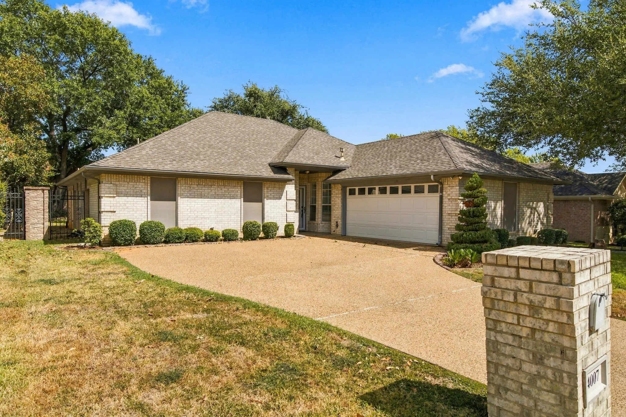 Single Family Residence For Sale in Tarrant County , 4007 Appian Way, Arlington, Texas 76013, 3 Bedroom, 3 Bathroom, 2 Garage spaces, 1,823 Sqft, built in 1997, mls#21389593, Real Estate Agent in Arlington, Homes For Sale in Tarrant county, Homes For Sale in Arlington, Realtor in Arlington Texas, Real Estate Brokerage Independent Realty Texas, Luminita Cordes Realtor