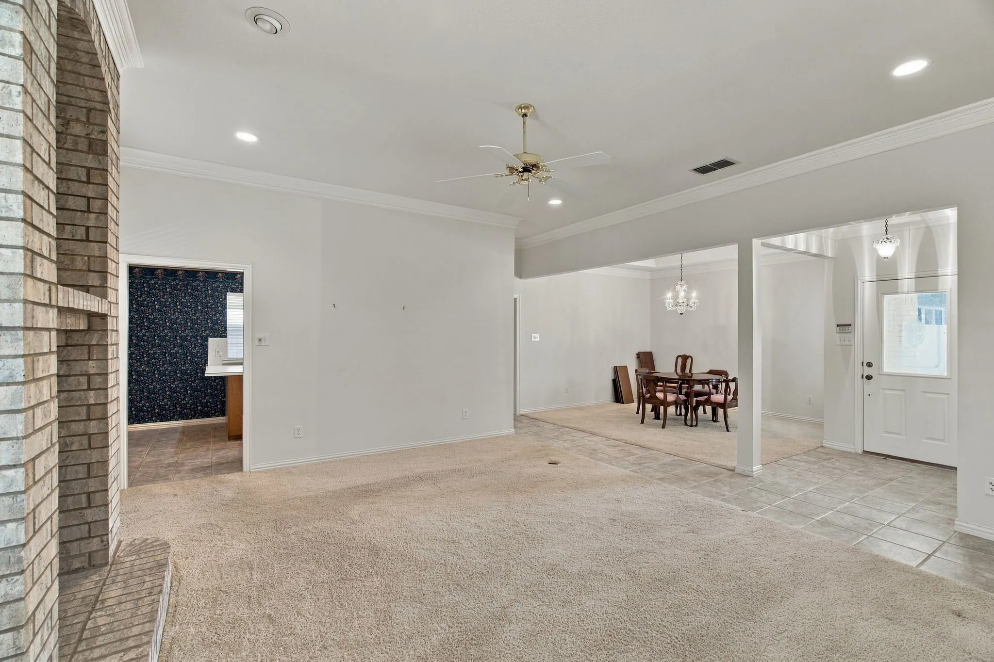 Single Family Residence For Sale in Tarrant County , 4007 Appian Way, Arlington, Texas 76013, 3 Bedroom, 3 Bathroom, 2 Garage spaces, 1,823 Sqft, built in 1997, mls#21389593, Real Estate Agent in Arlington, Homes For Sale in Tarrant county, Homes For Sale in Arlington, Realtor in Arlington Texas, Real Estate Brokerage Independent Realty Texas, Luminita Cordes Realtor