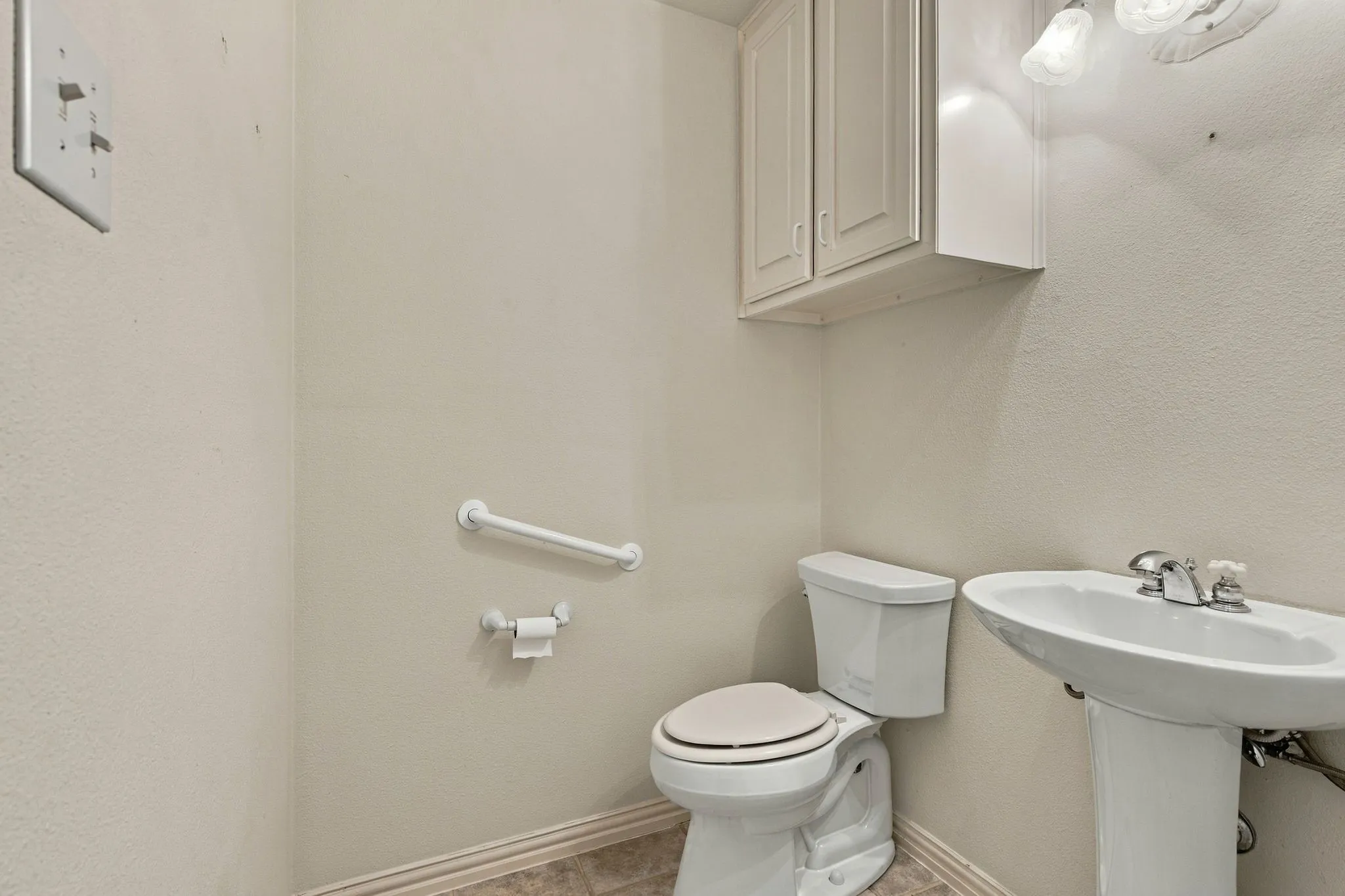 Single Family Residence For Sale in Tarrant County , 4007 Appian Way, Arlington, Texas 76013, 3 Bedroom, 3 Bathroom, 2 Garage spaces, 1,823 Sqft, built in 1997, mls#21389593, Real Estate Agent in Arlington, Homes For Sale in Tarrant county, Homes For Sale in Arlington, Realtor in Arlington Texas, Real Estate Brokerage Independent Realty Texas, Luminita Cordes Realtor